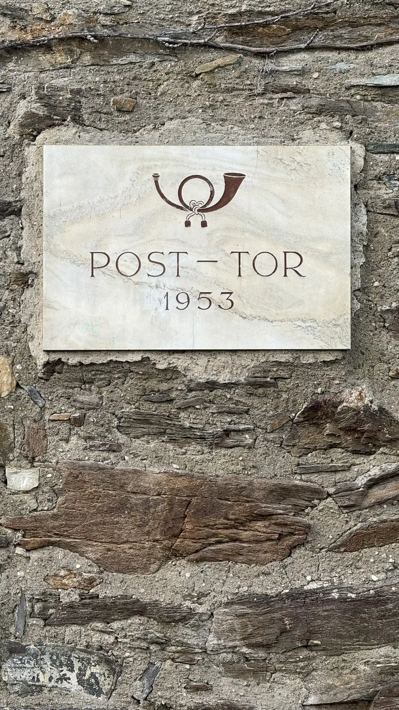 „Post-Tor“-Schild mit Baujahr