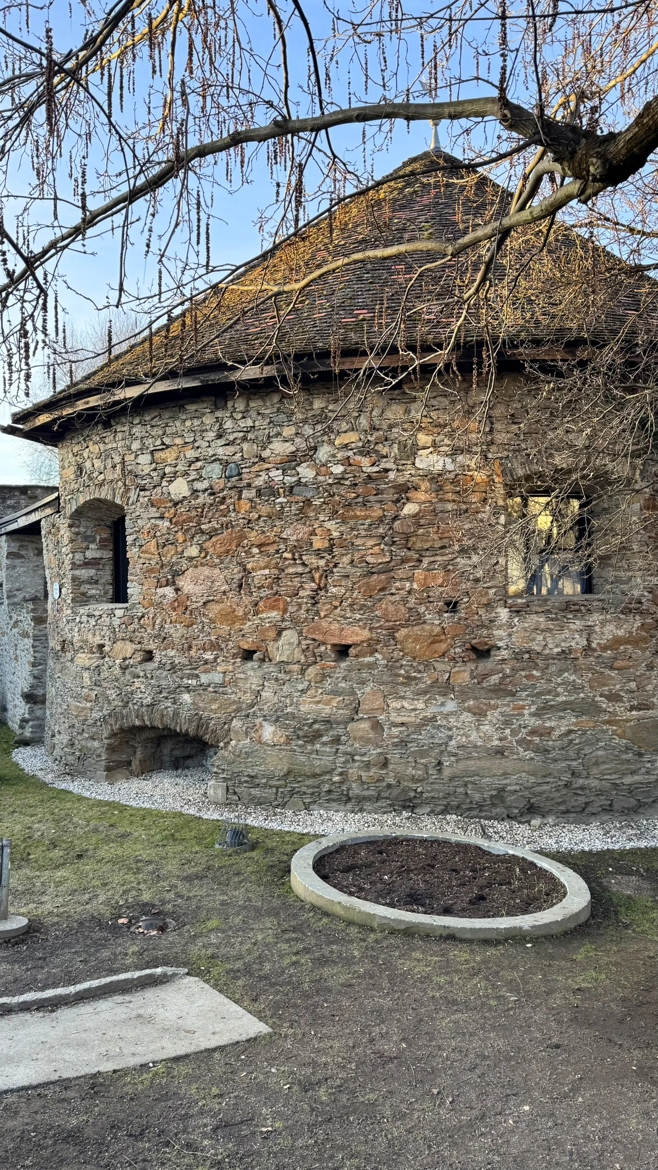 Der untere Teil des Bastionsturms ist durch die Grabenverfüllung verborgen.