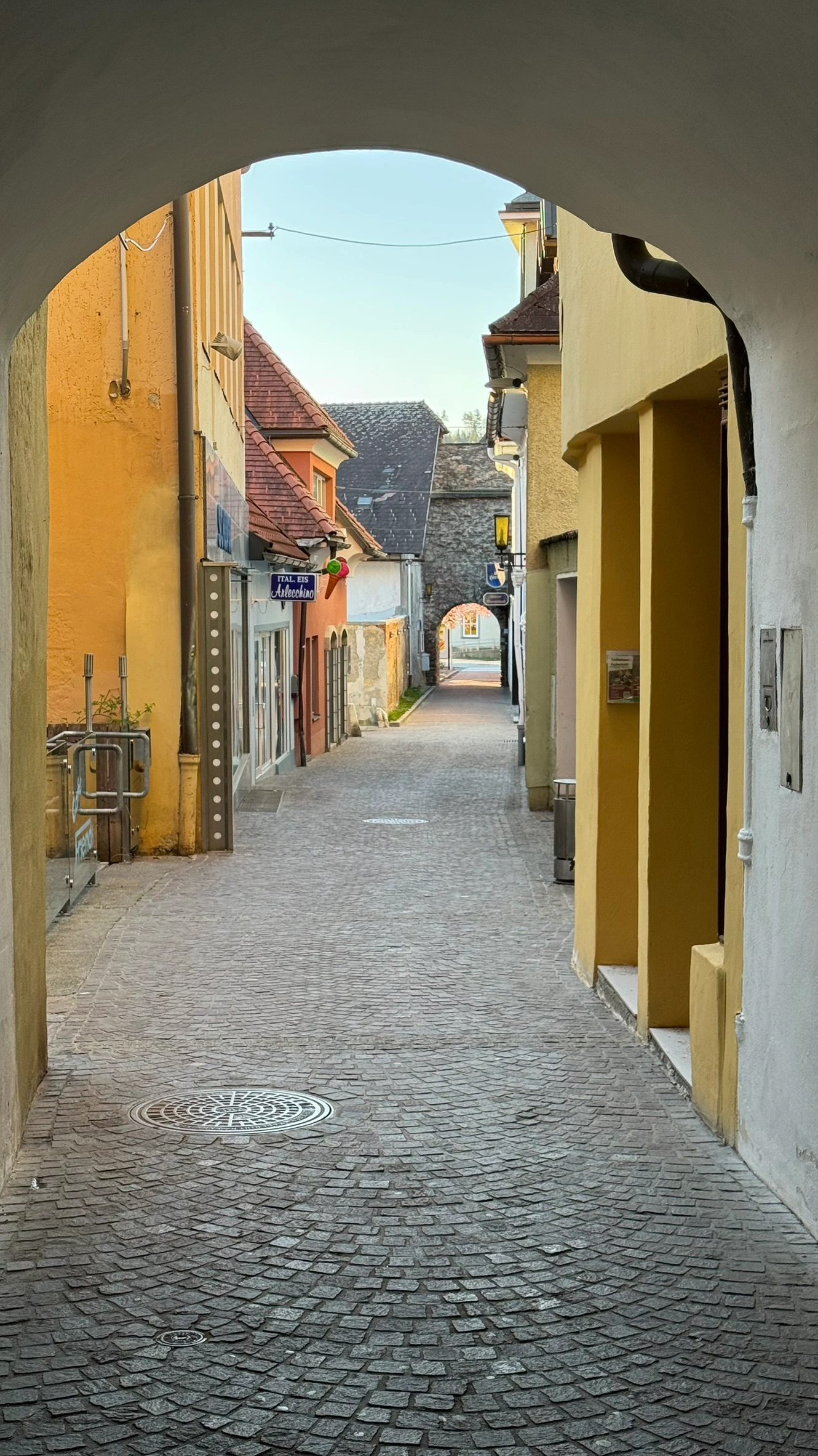 Postgasse; eine kurze Straße, die das Post-Tor mit dem Hauptplatz verbindet.
