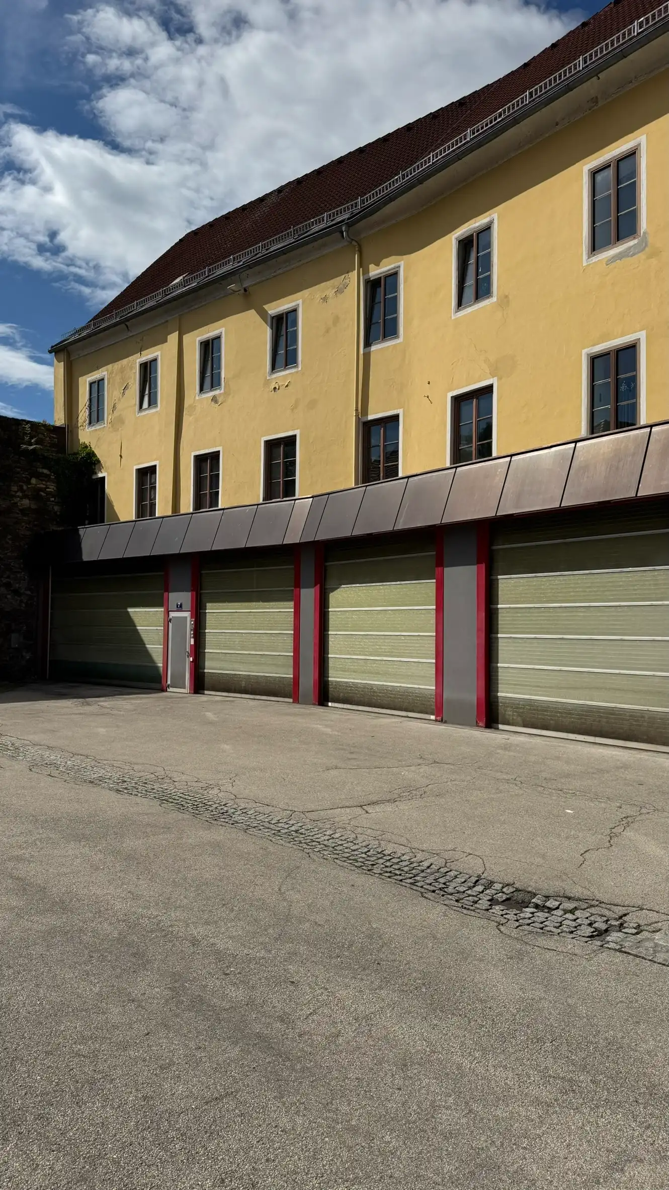 Blick auf die ehemalige Feuerwache; Kamera zur Mauer hin gerichtet