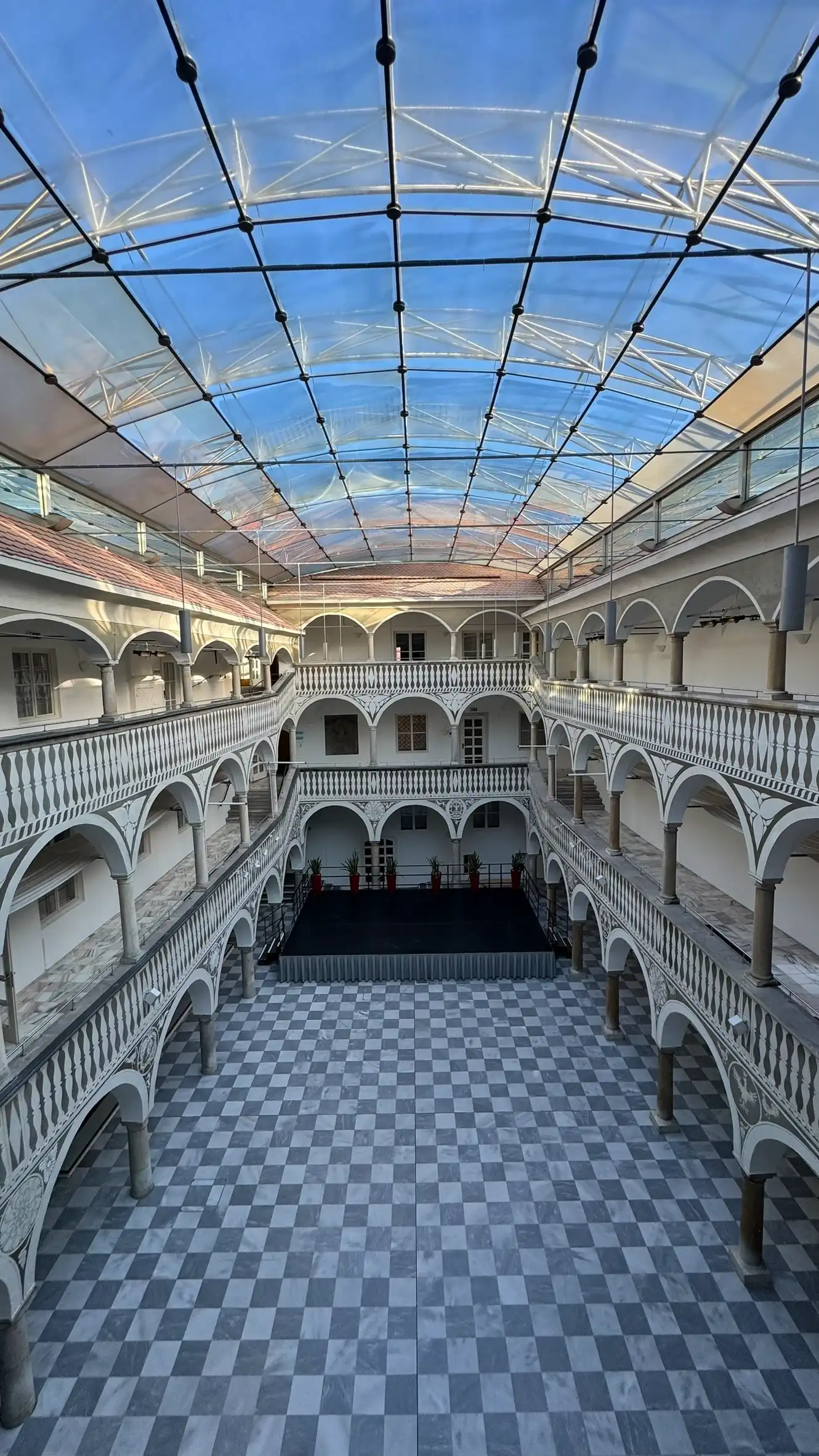 Die Arkadengänge öffnen sich zum Hof.