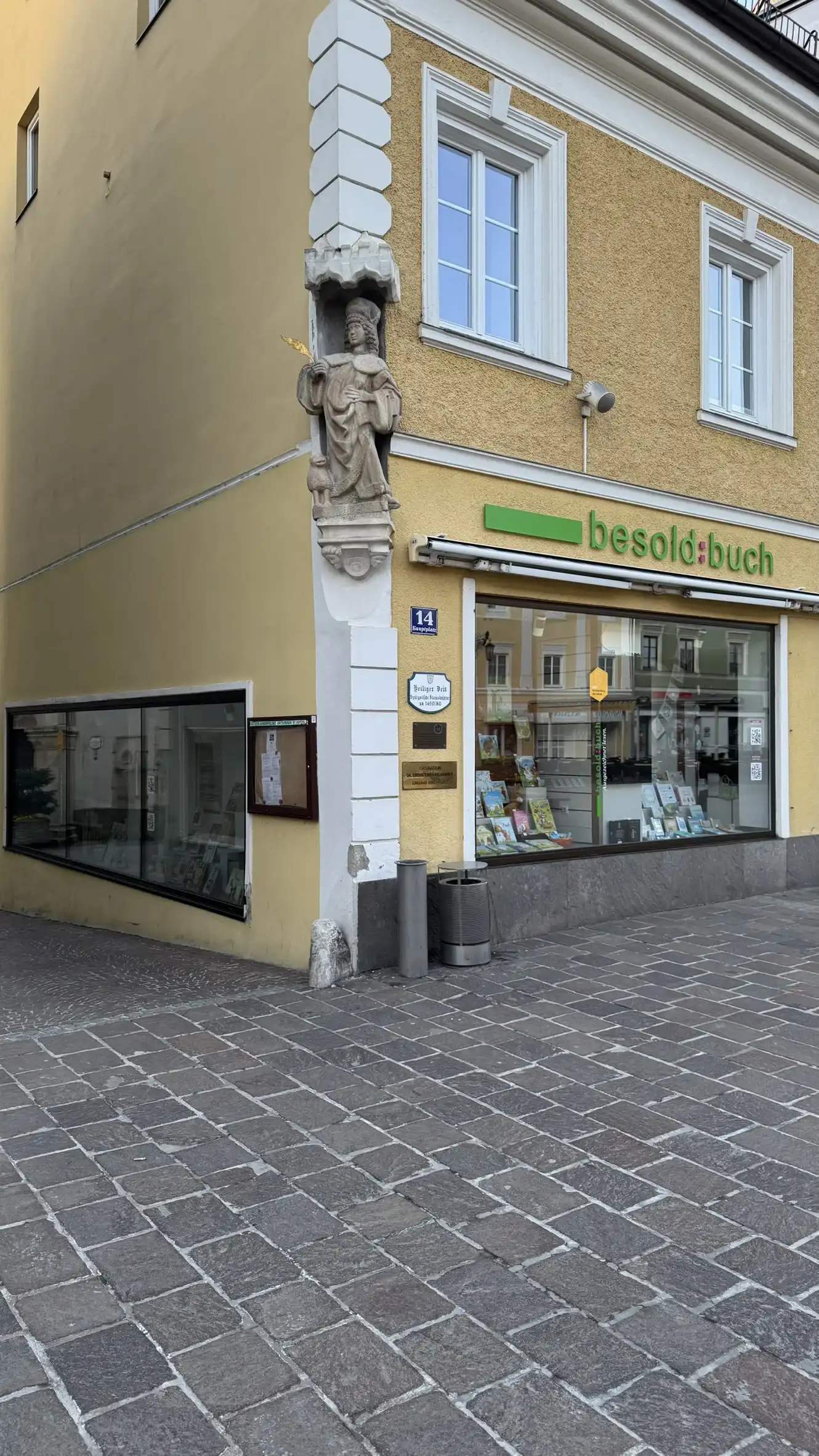 Die Skulptur befindet sich an der Ecke Hauptplatz 14.
