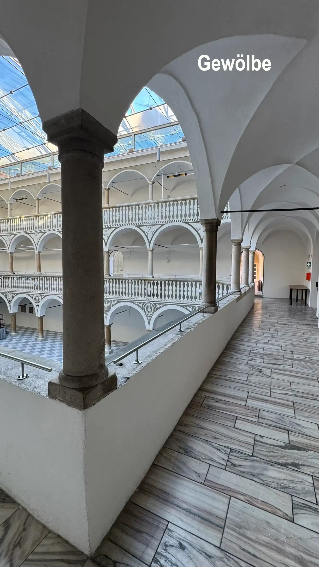 Kreuzgewölbe ruhen auf Steinsäulen mit schlichten Kapitellen.