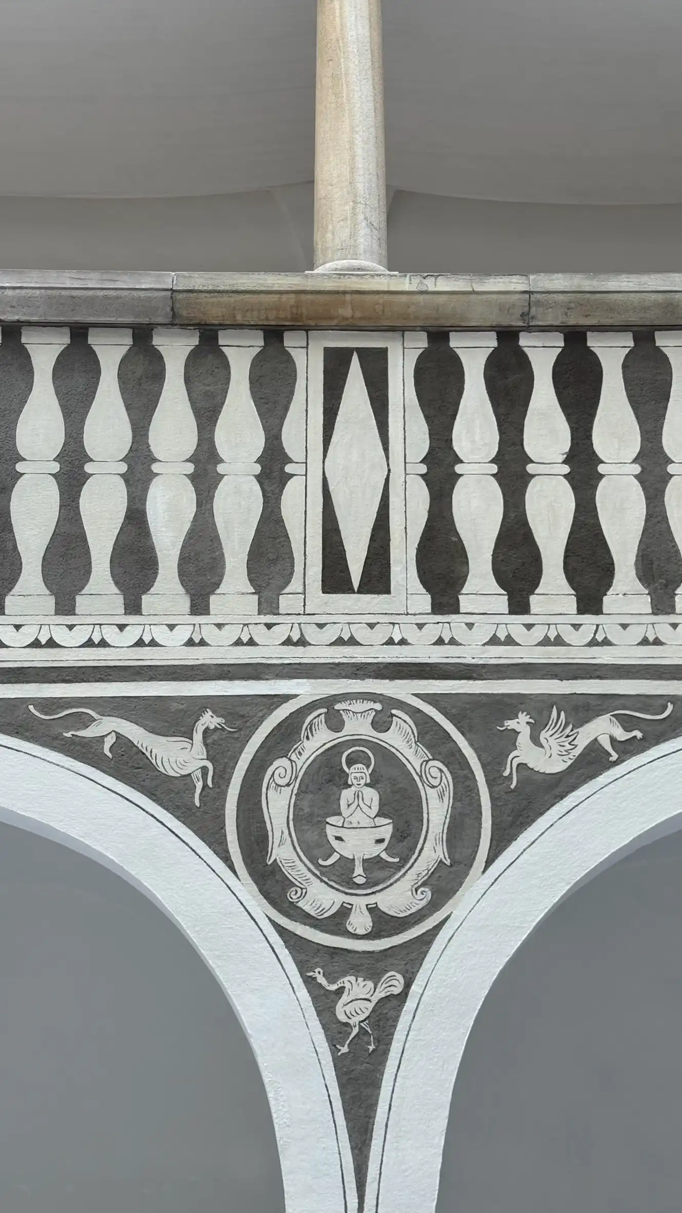 Sgraffito on the spandrel with the coat of arms of St Veit an der Glan, flanked by three animal-like motifs