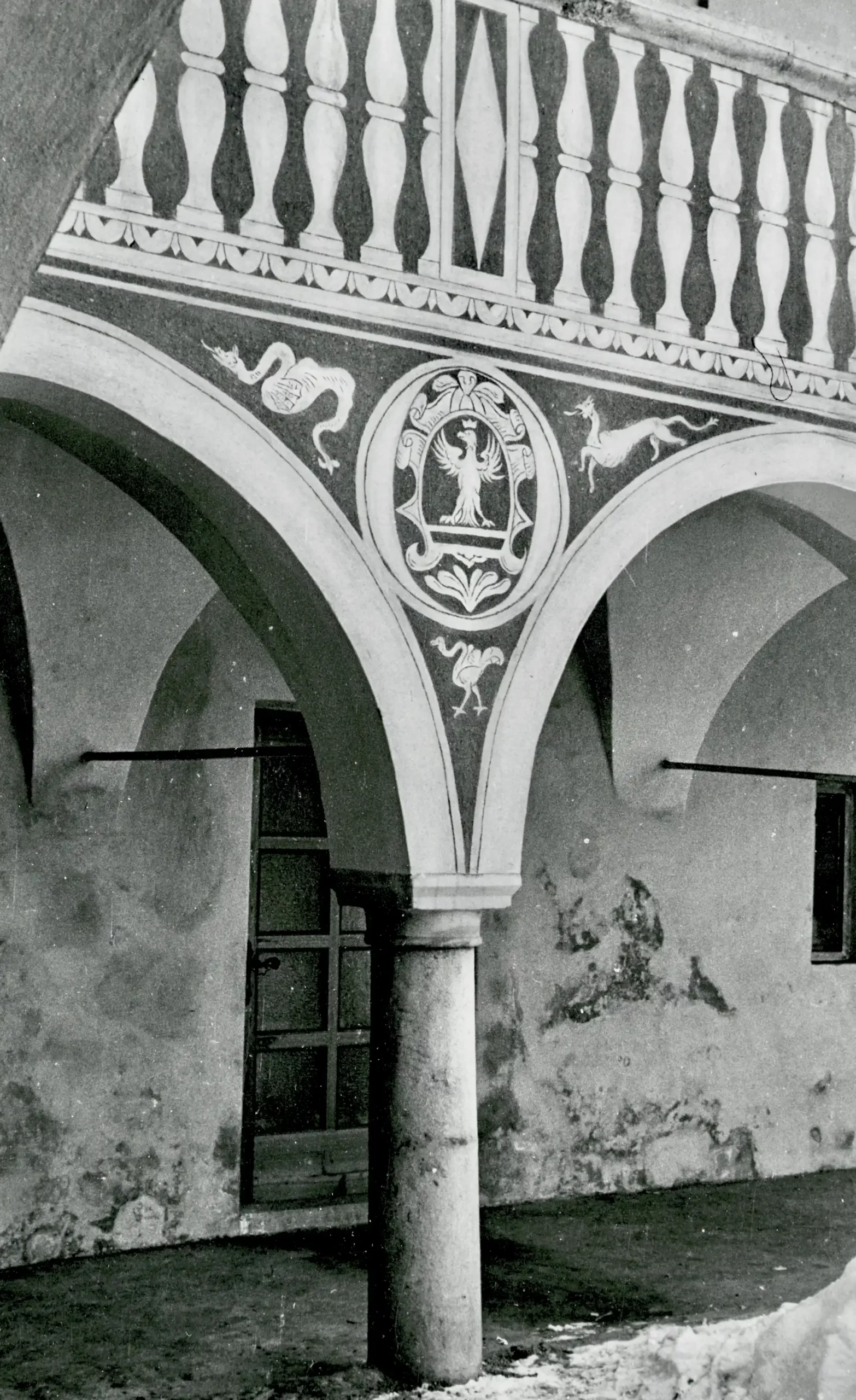 5_Innenhof des Rathauses , Sgrafitto Schmuck mit allegorischen Figuren (ca. 1970)_1_dm