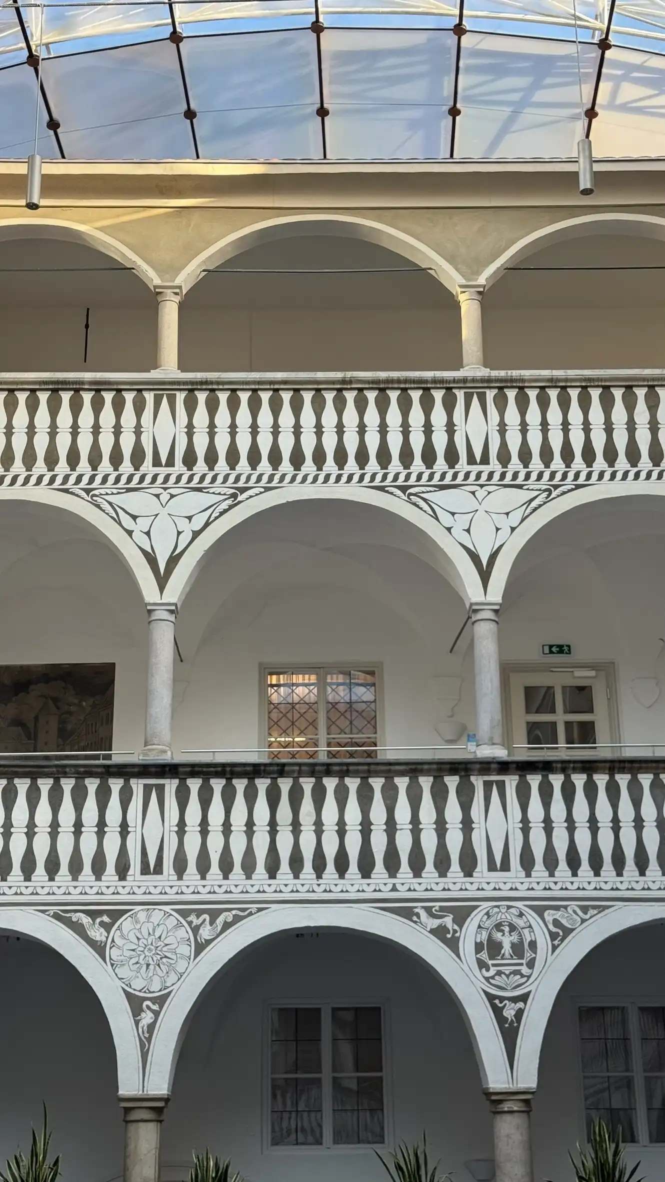 Die umlaufenden Galerien sind durch Balustraden gesichert.