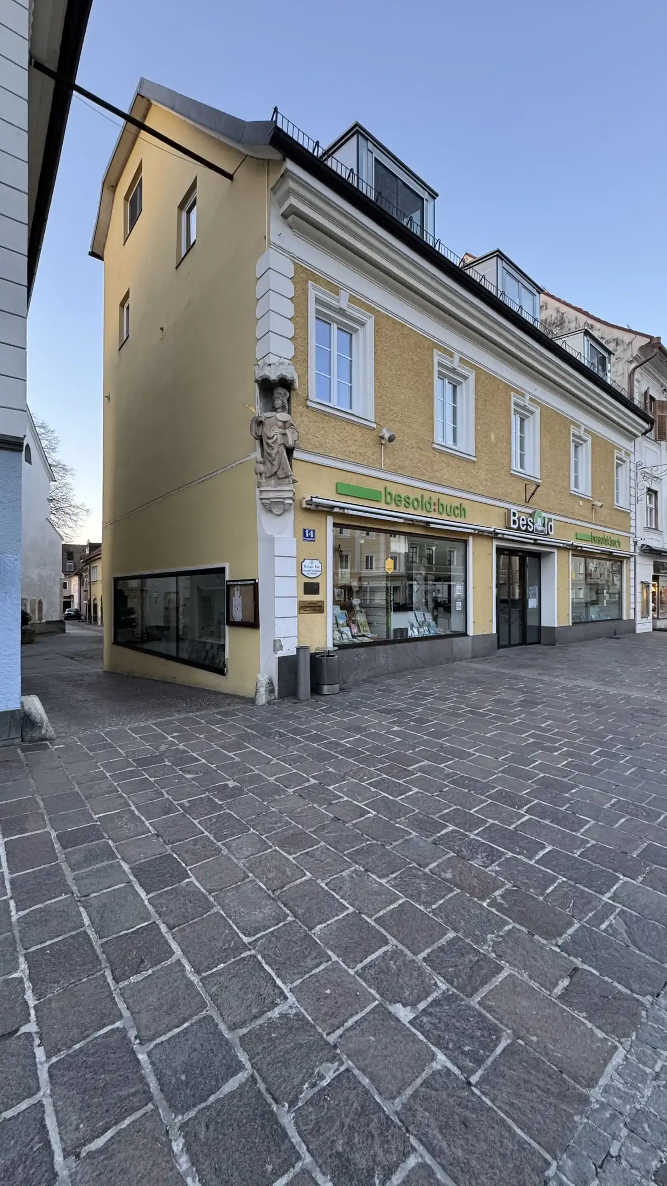 Eine kurze Straße führt von der Ecke Hauptplatz 14 zur Pfarrkirche.