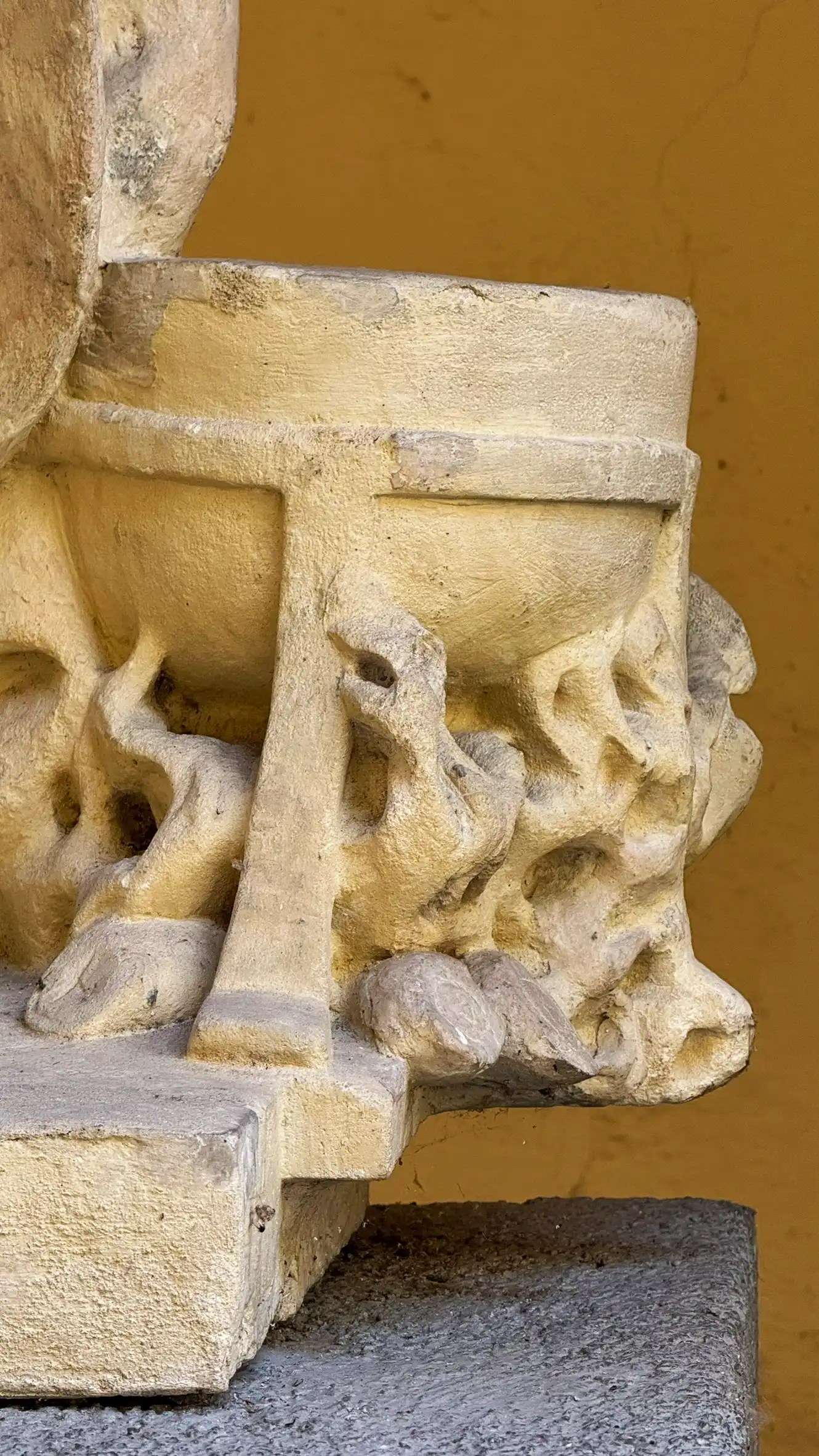 Der Wassereimer symbolisiert die Rolle des Heiligen Florian als Schutzpatron gegen Feuer.