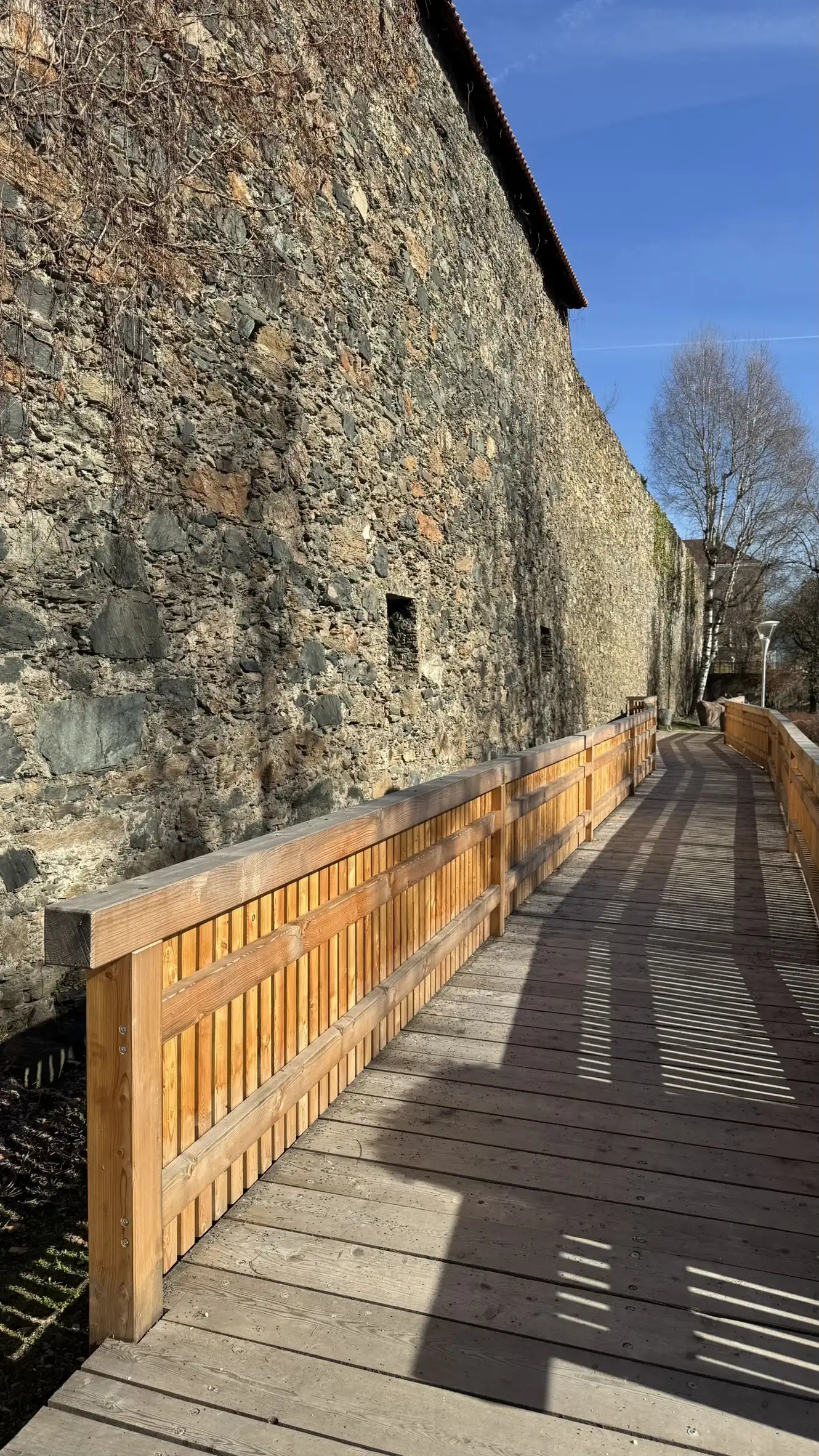 Der südöstliche Abschnitt der Stadtmauer, neben dem "Feuerwehrtor".