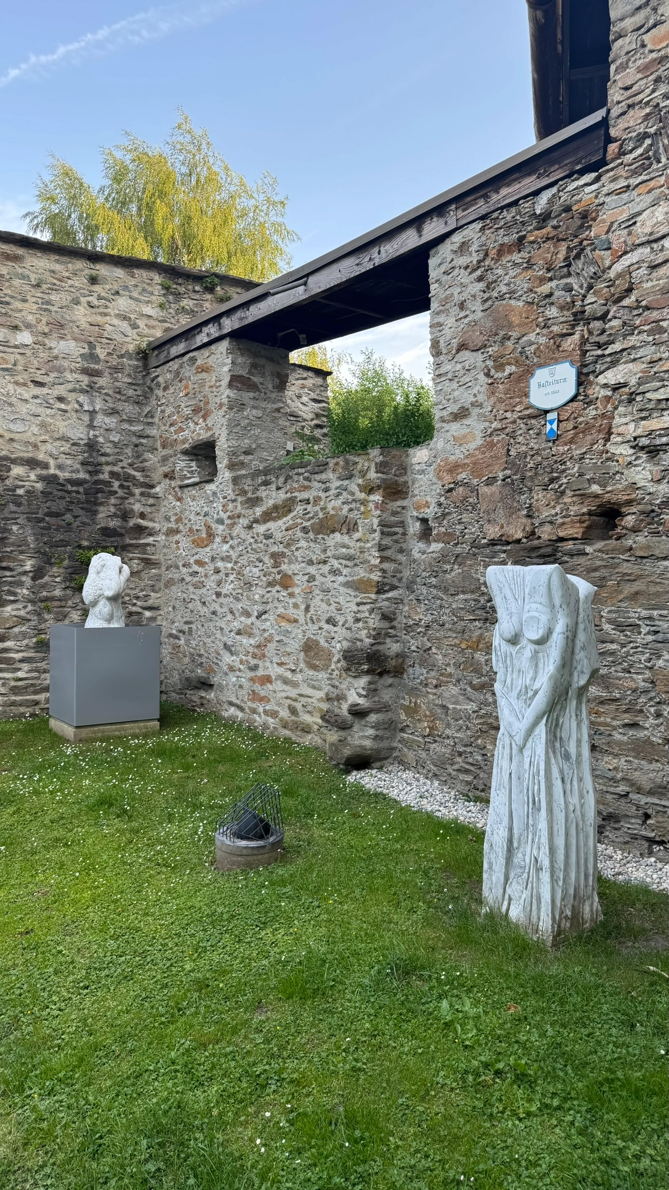 Connecting wall between the bastion and curtain wall, protecting the passage.