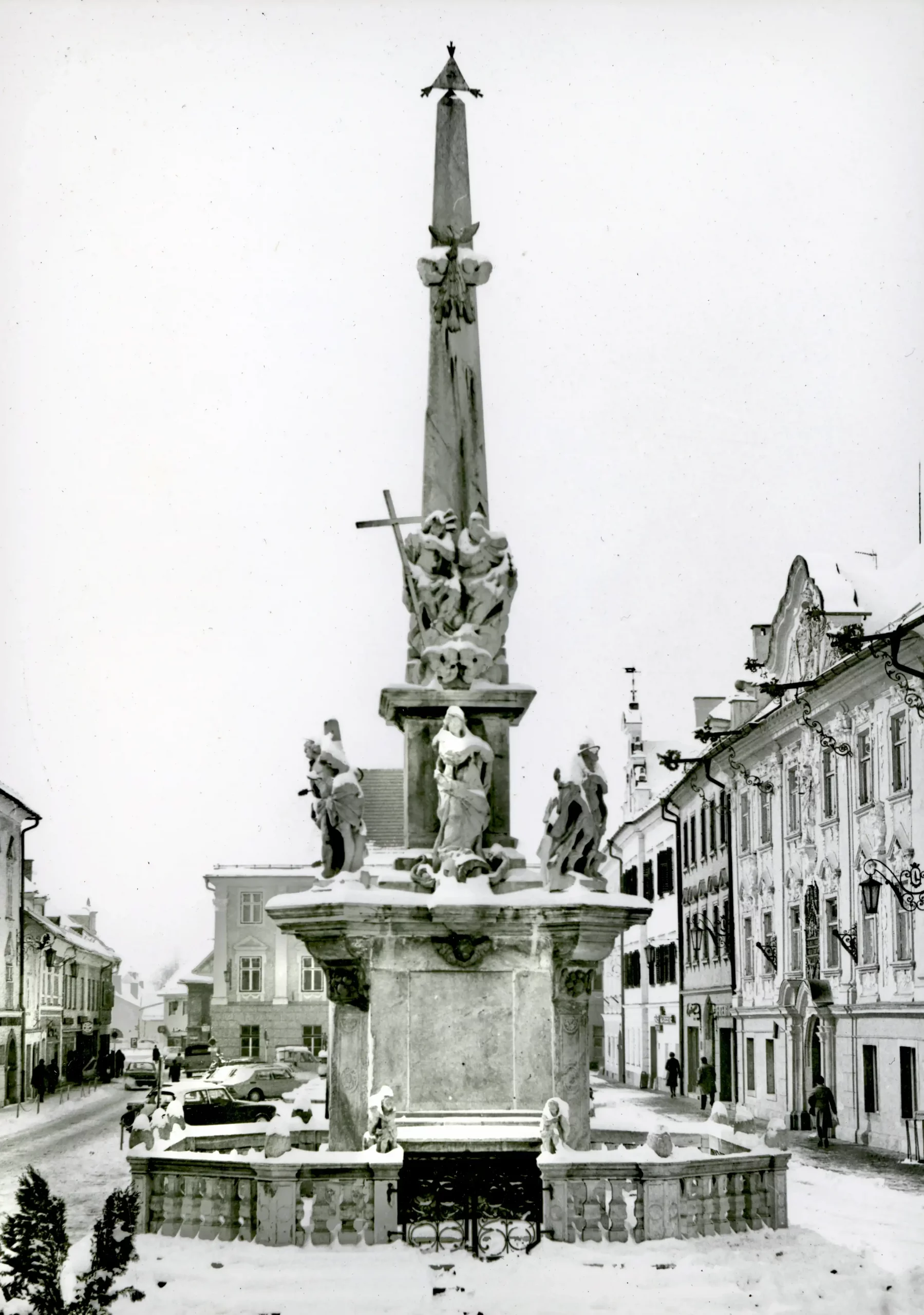 B004-K04-026-Gesamtansicht der Pestsäule-1715 errichtet, Schutz gegen die Wiederkehr der Pest (ca.1975)_dm