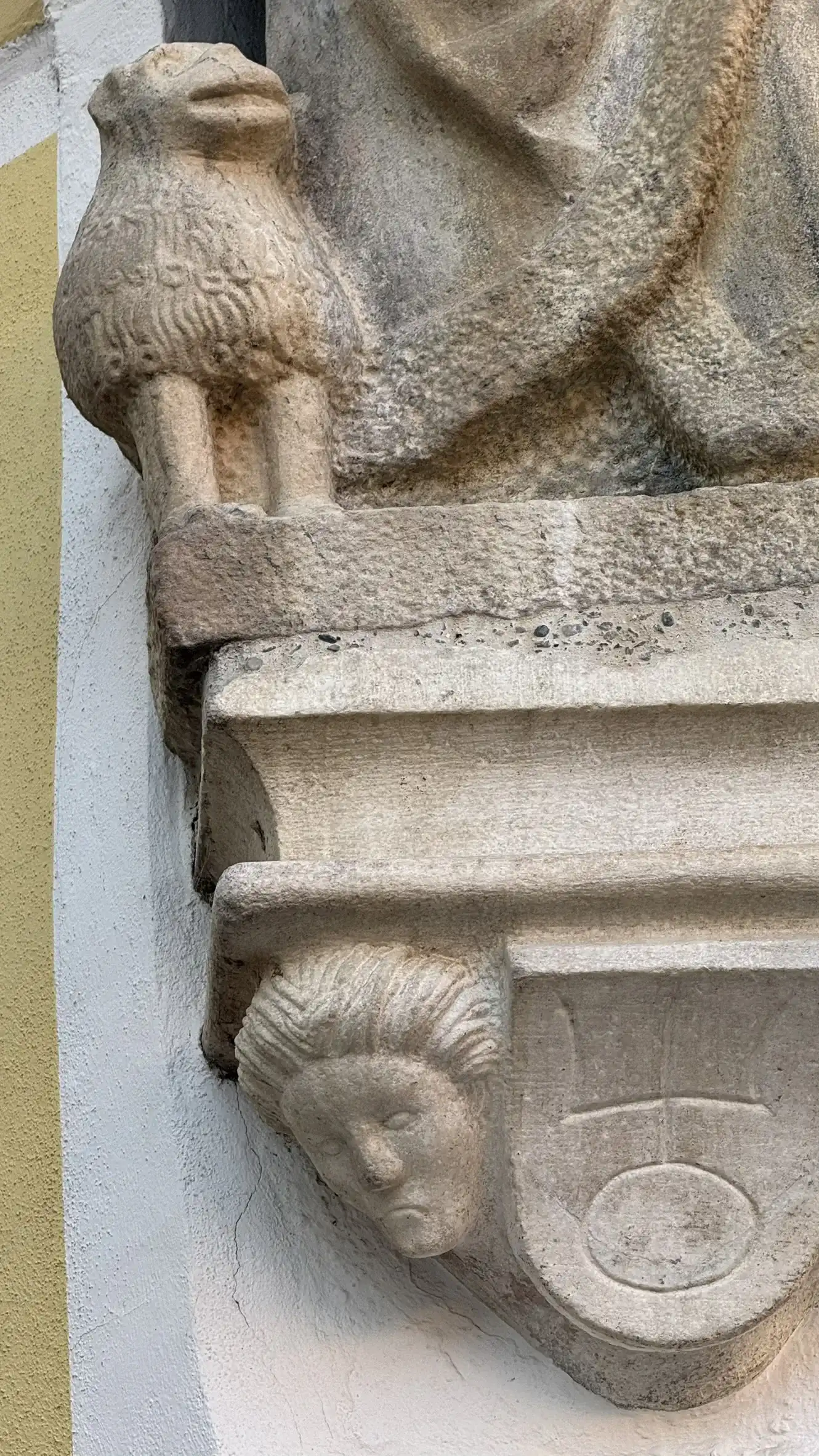 Tierfigur (Löwe) neben den Füßen des heiligen Veit.