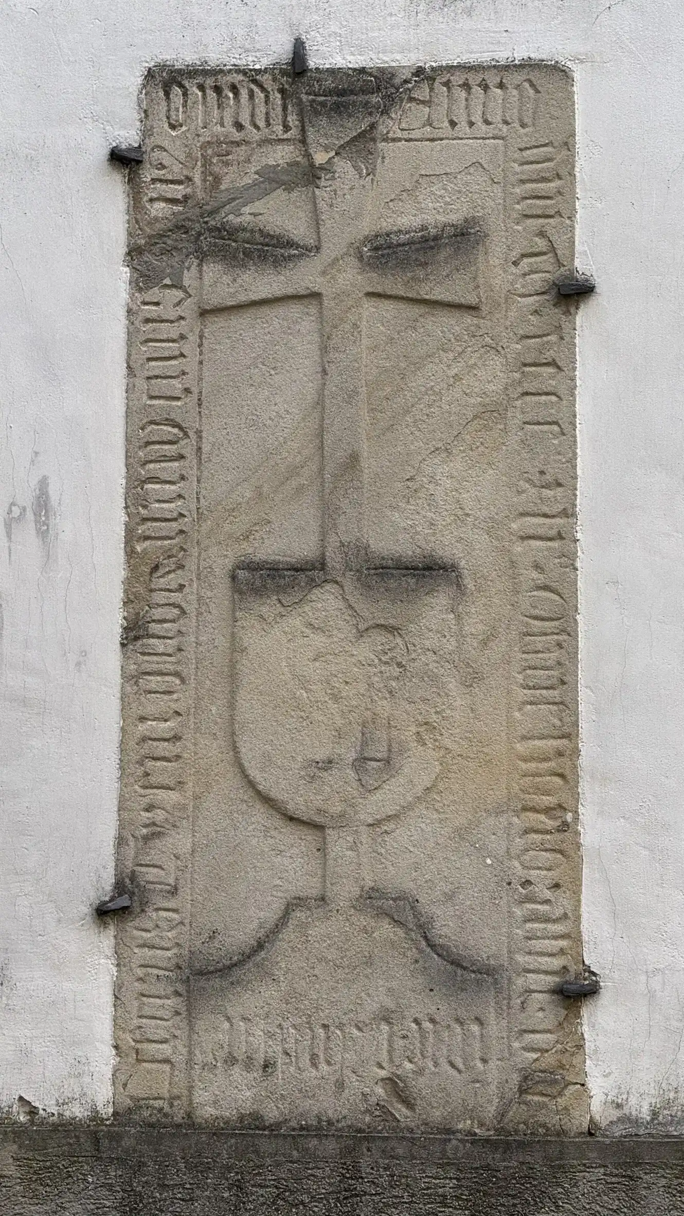 Grabstein an der Fassade eingemauert