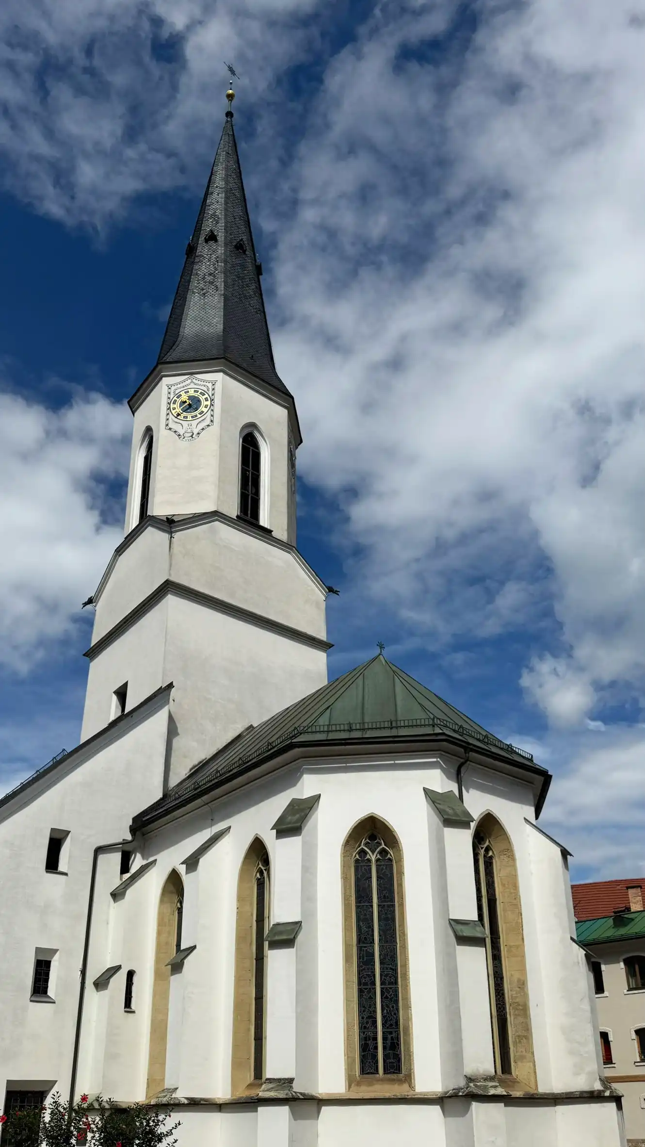 Pfarrkirche vom östlichen Ende des Kirchplatzes, Turm und Apsis sichtbar