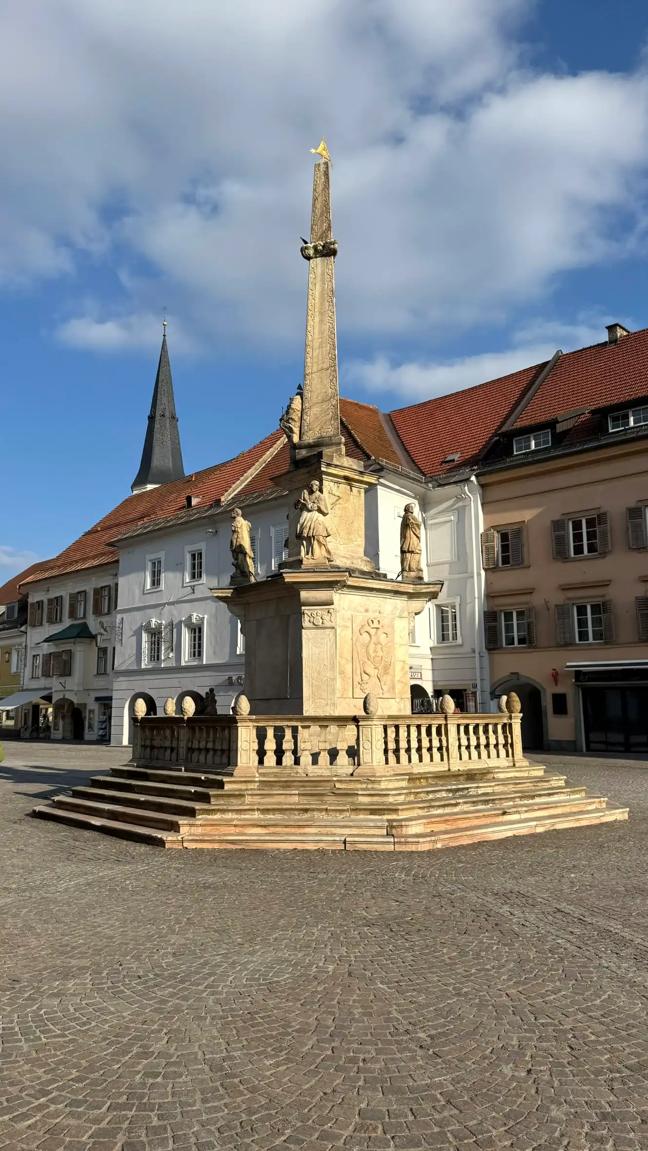 Die Pestsäule, 1715/1716 von Angelo de Putti errichtet, besteht aus Marmor aus St. Veit.