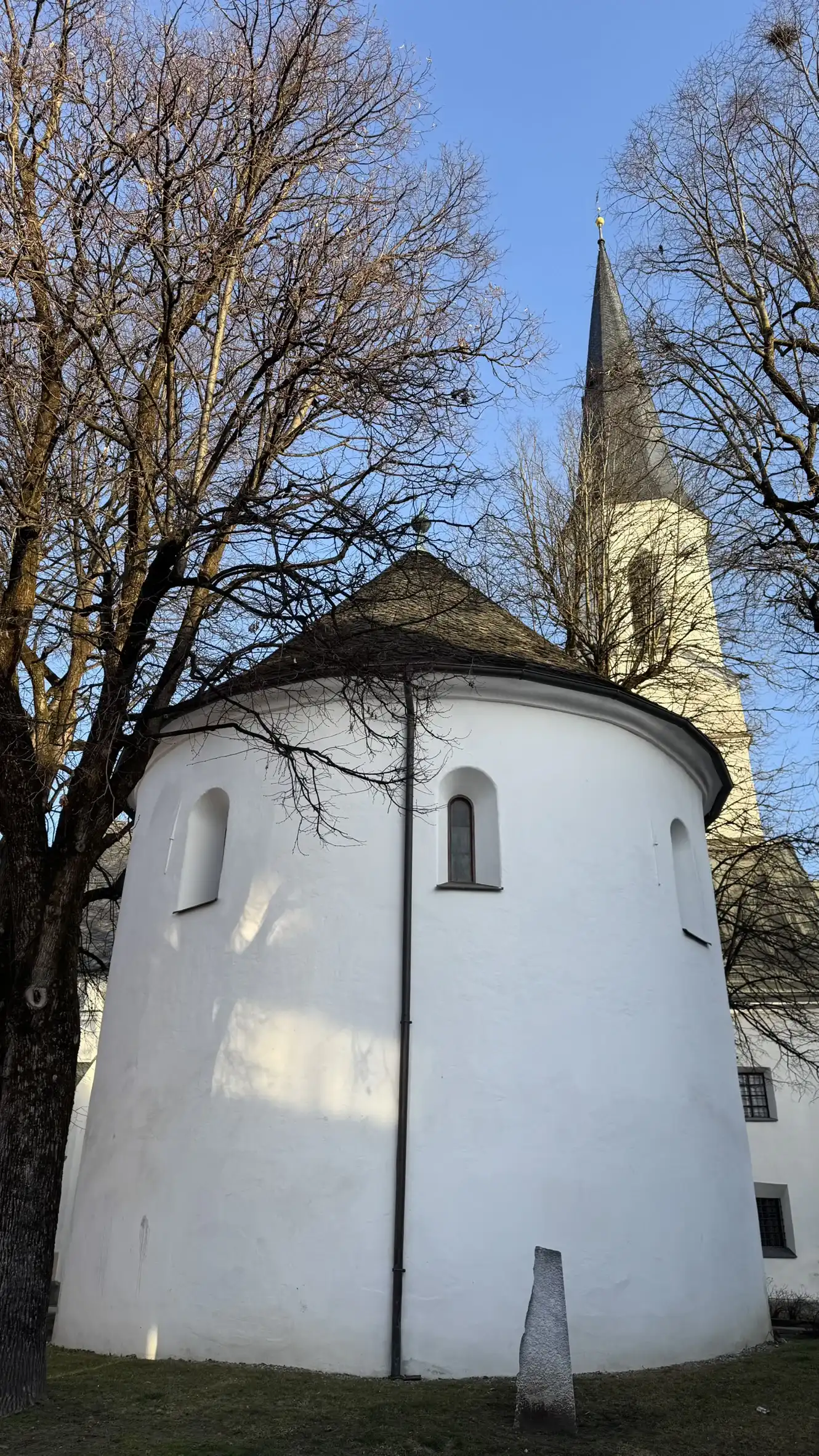 Vordergrund: Karner; Hintergrund: Kirchturm