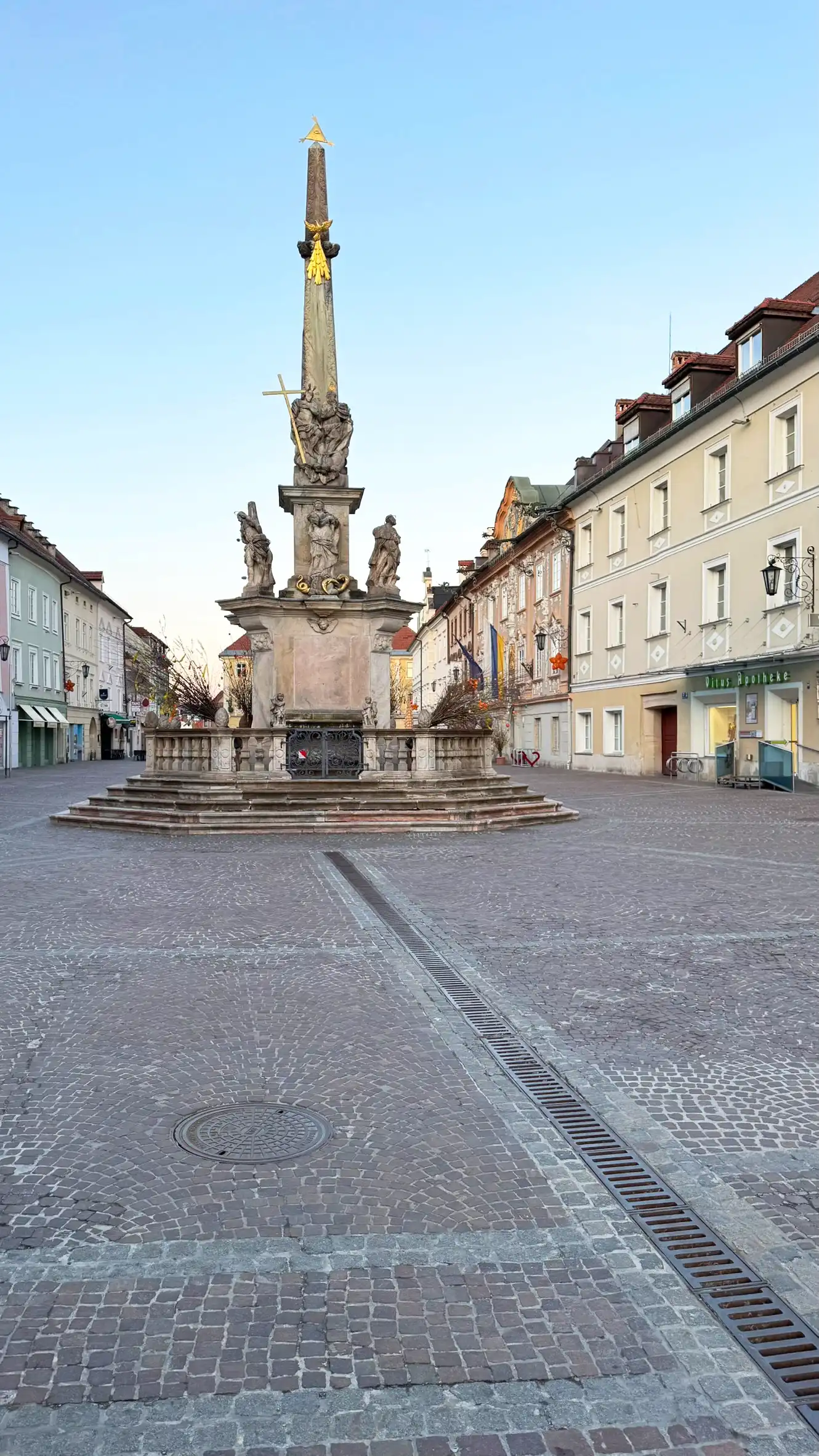 Die marmorne Pestsäule steht im Zentrum des Platzes.