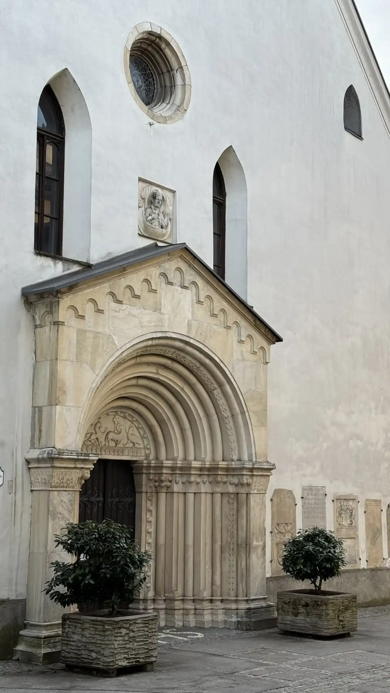 Barockes Portal mit Jamben und Archivolten