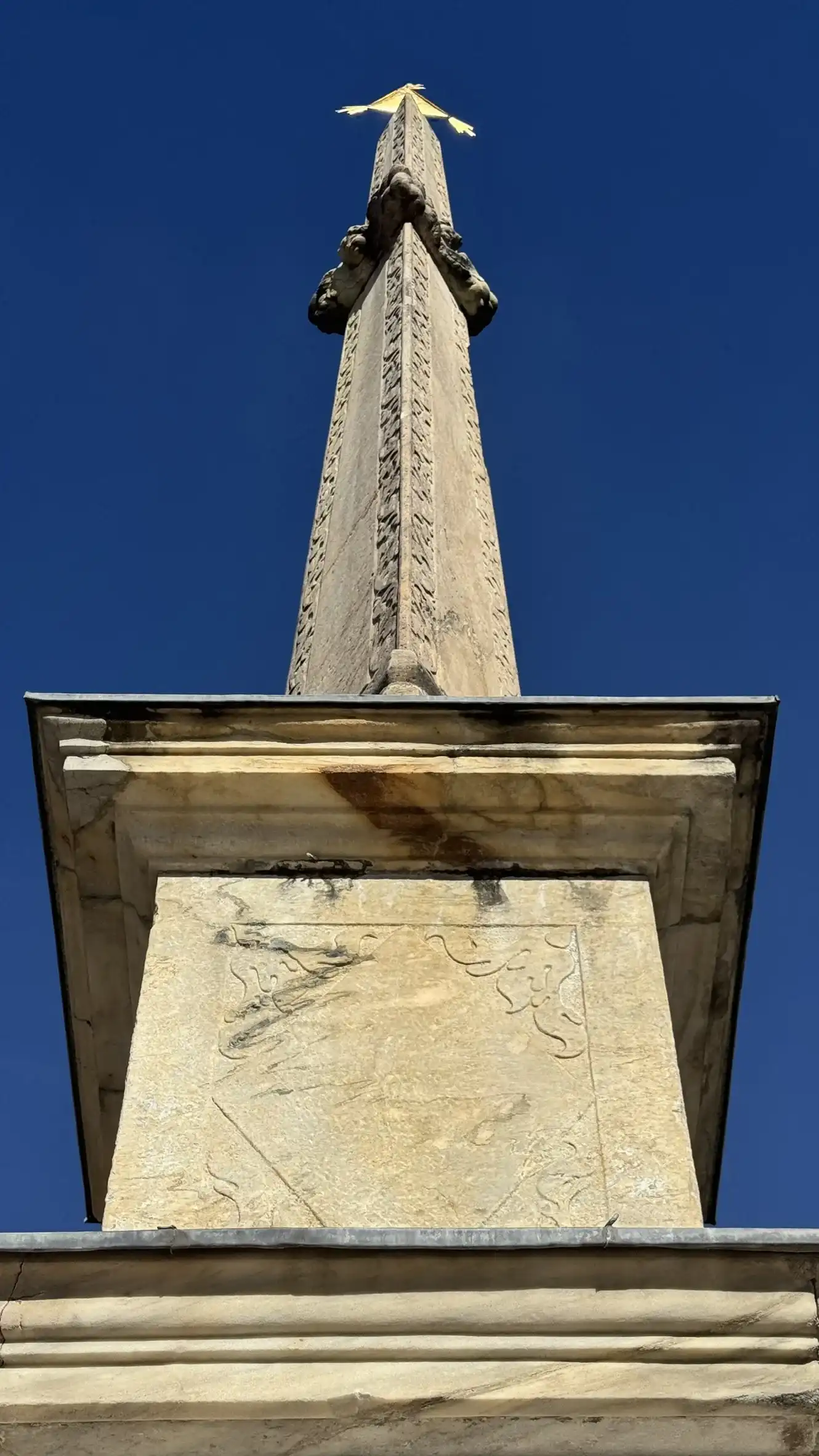 Von unten nach oben: Gesims; kubischer Aufbau; Gesims; dreiseitiger Obelisk, Auge Gottes