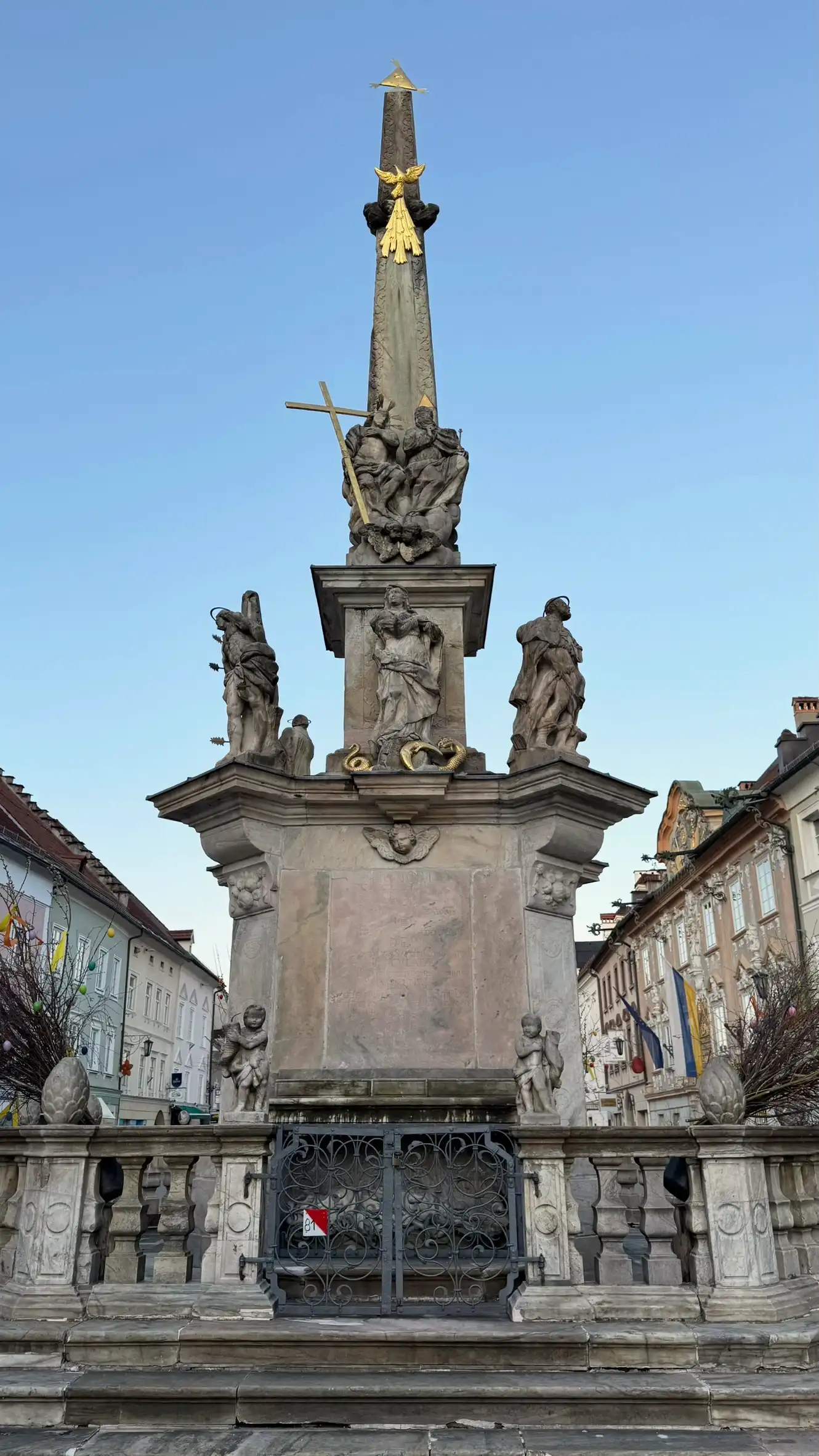Von unten nach oben: Stufen; Balustrade; zweigeschossiger, quadratischer Aufbau; dreiseitiger Obelisk