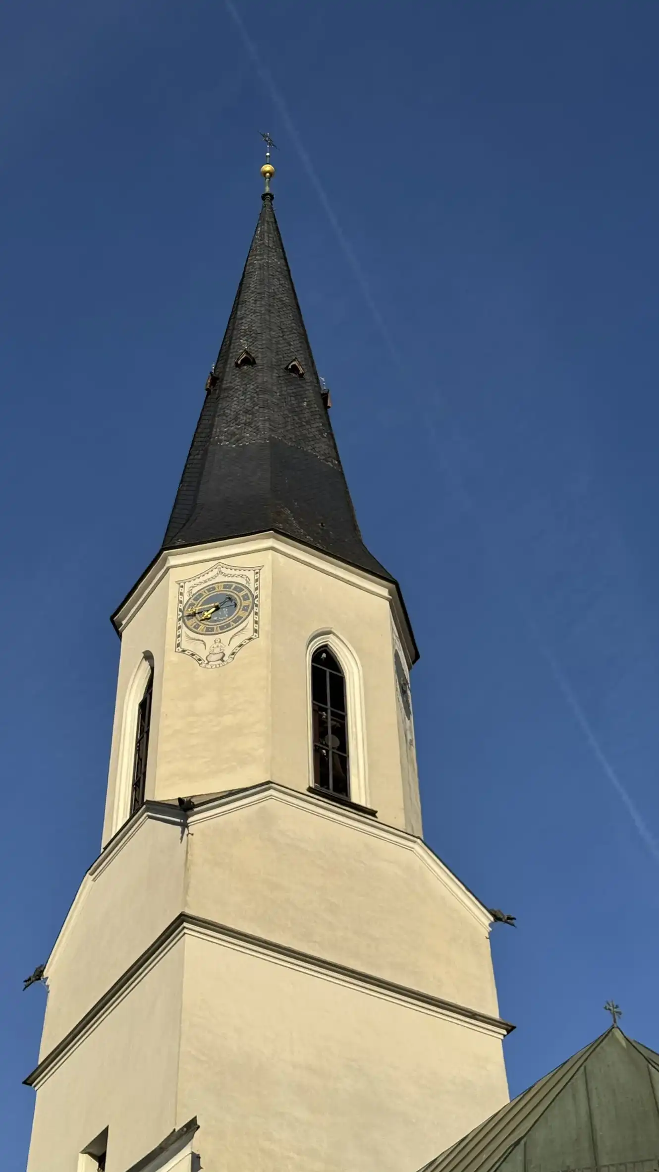 Kirchturm im frühen Morgenlicht erleuchtet