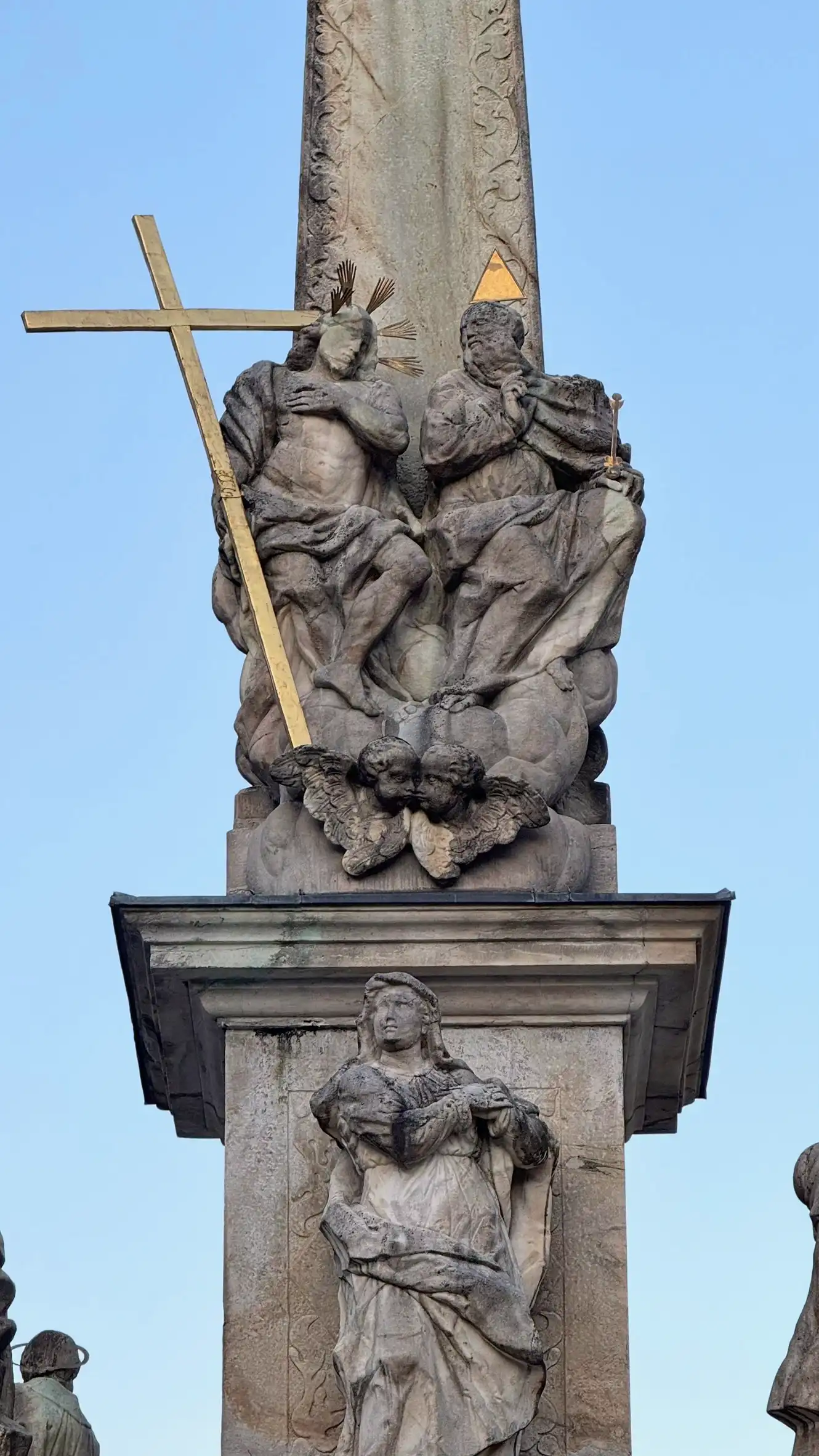 Statuen: unterhalb des Gesimses, Maria Immaculata; oberhalb des Gesimses, Gottvater und Gottsohn