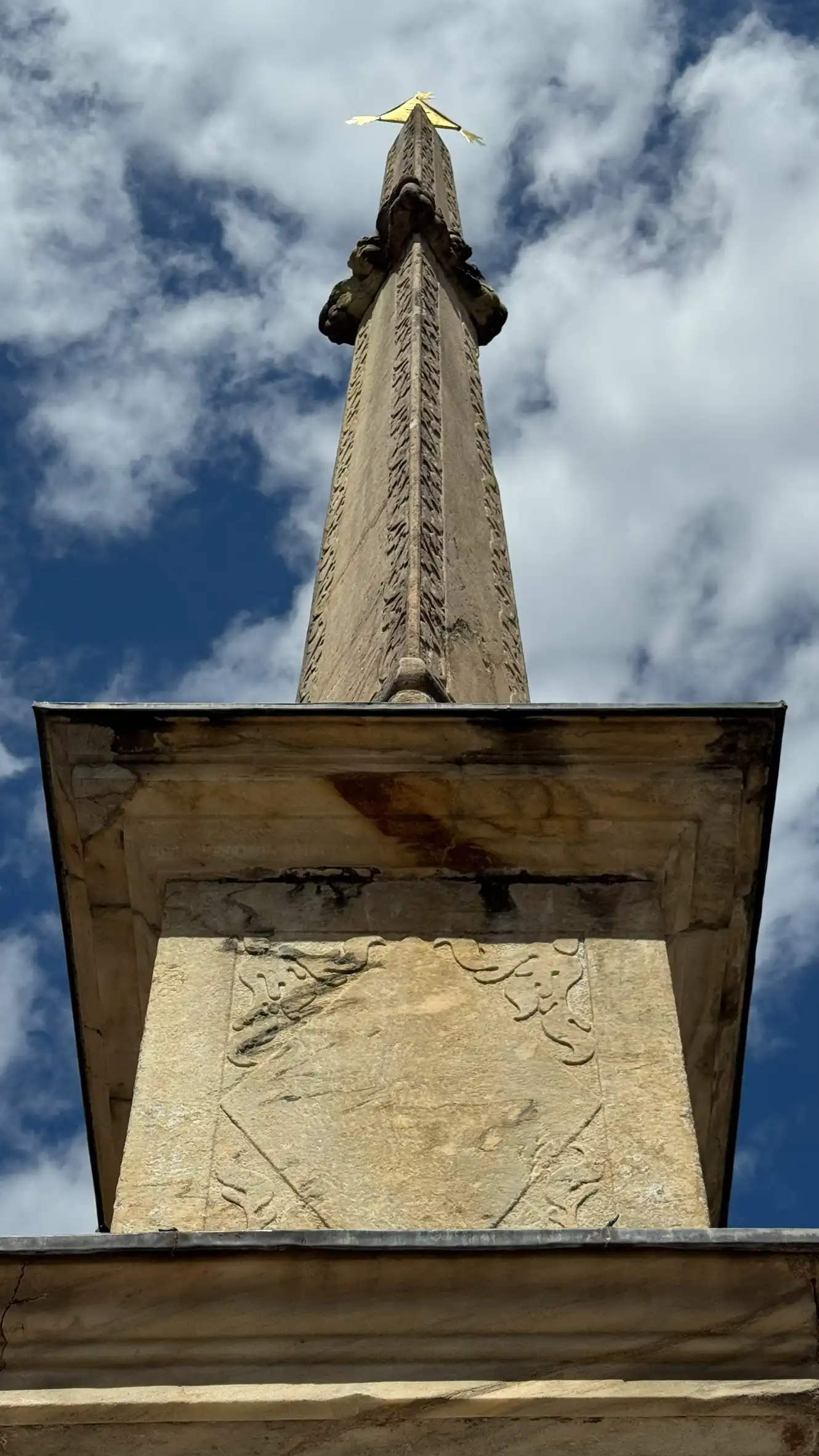 Von unten nach oben: Gesims; kubischer Aufbau; Gesims; dreiseitiger Obelisk, Auge Gottes