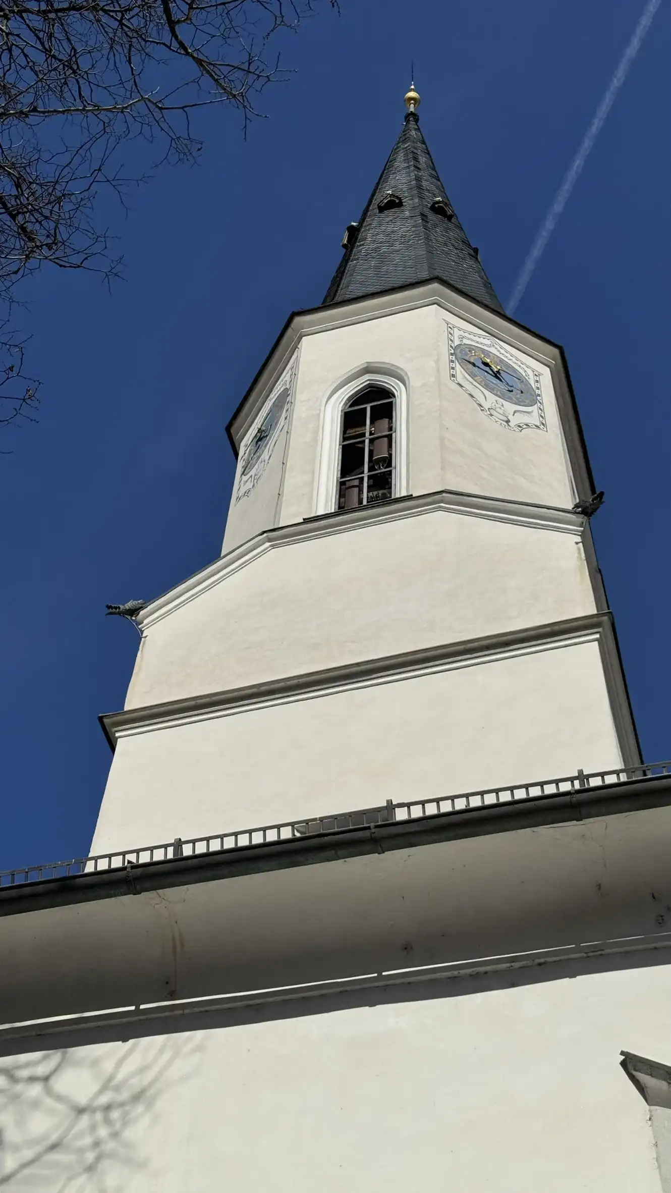 Südseite des Turms: Obere Ebene mit wechselnden Fenstern und Uhren