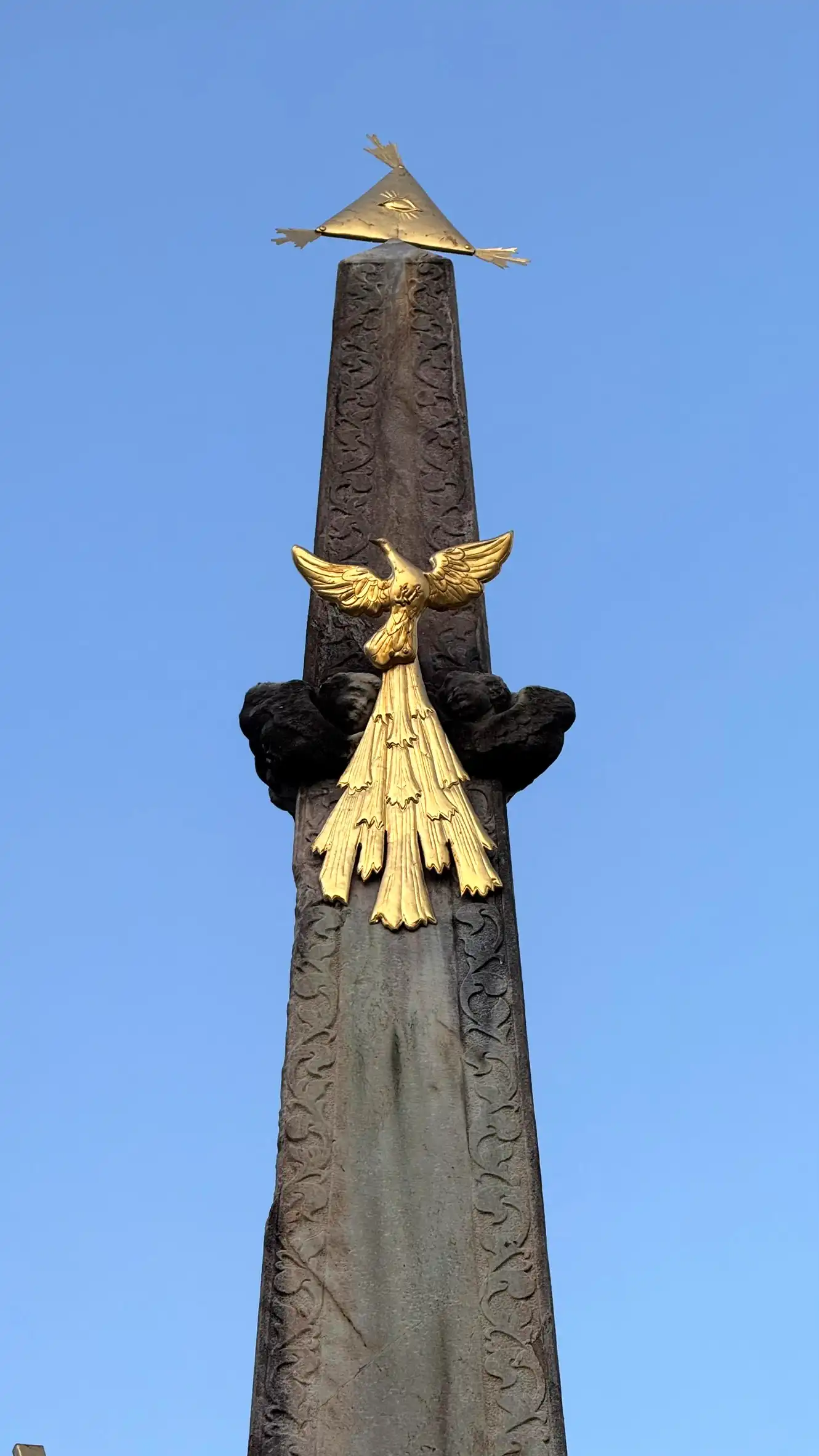 Dreiseitiger Obelisk, bekrönt vom „Auge Gottes“