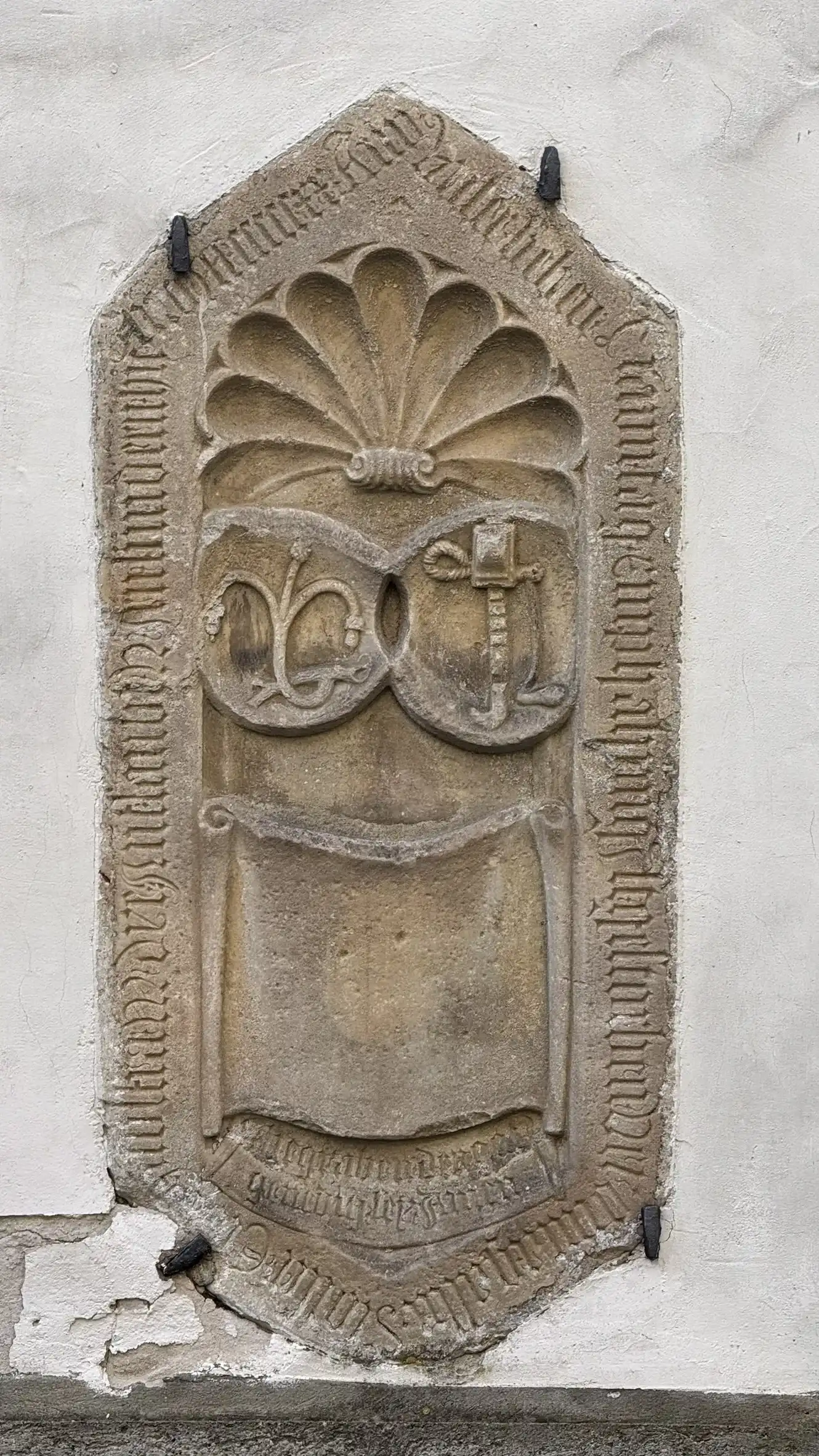 Grabstein an der Fassade eingemauert