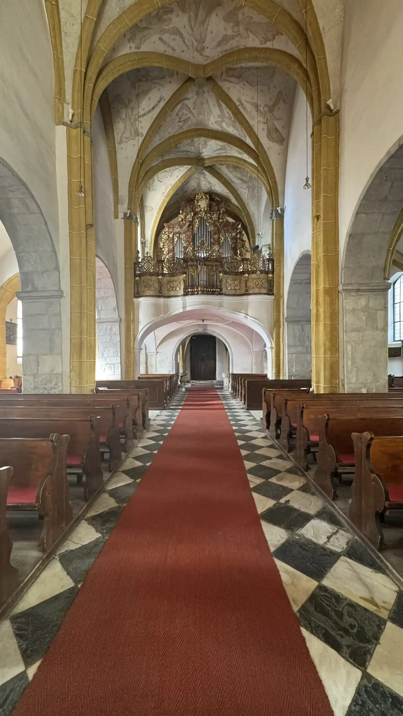 Westportal und Kirchenorgel, vom östlichen Ende des Schiffs gesehen