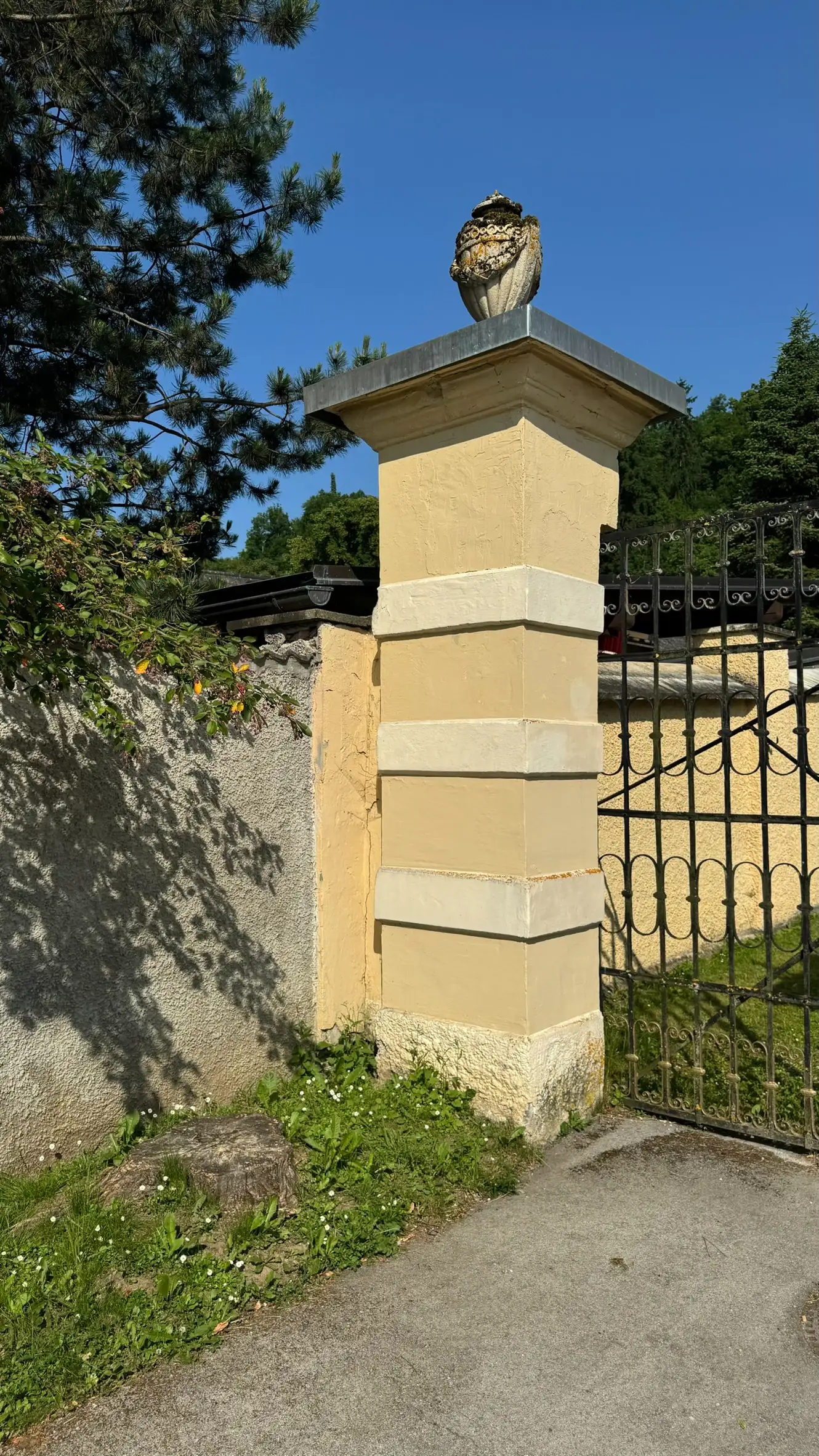 Eingangstor: Schmiedeeisen, neoklassizistische Vasen auf Pfeilern