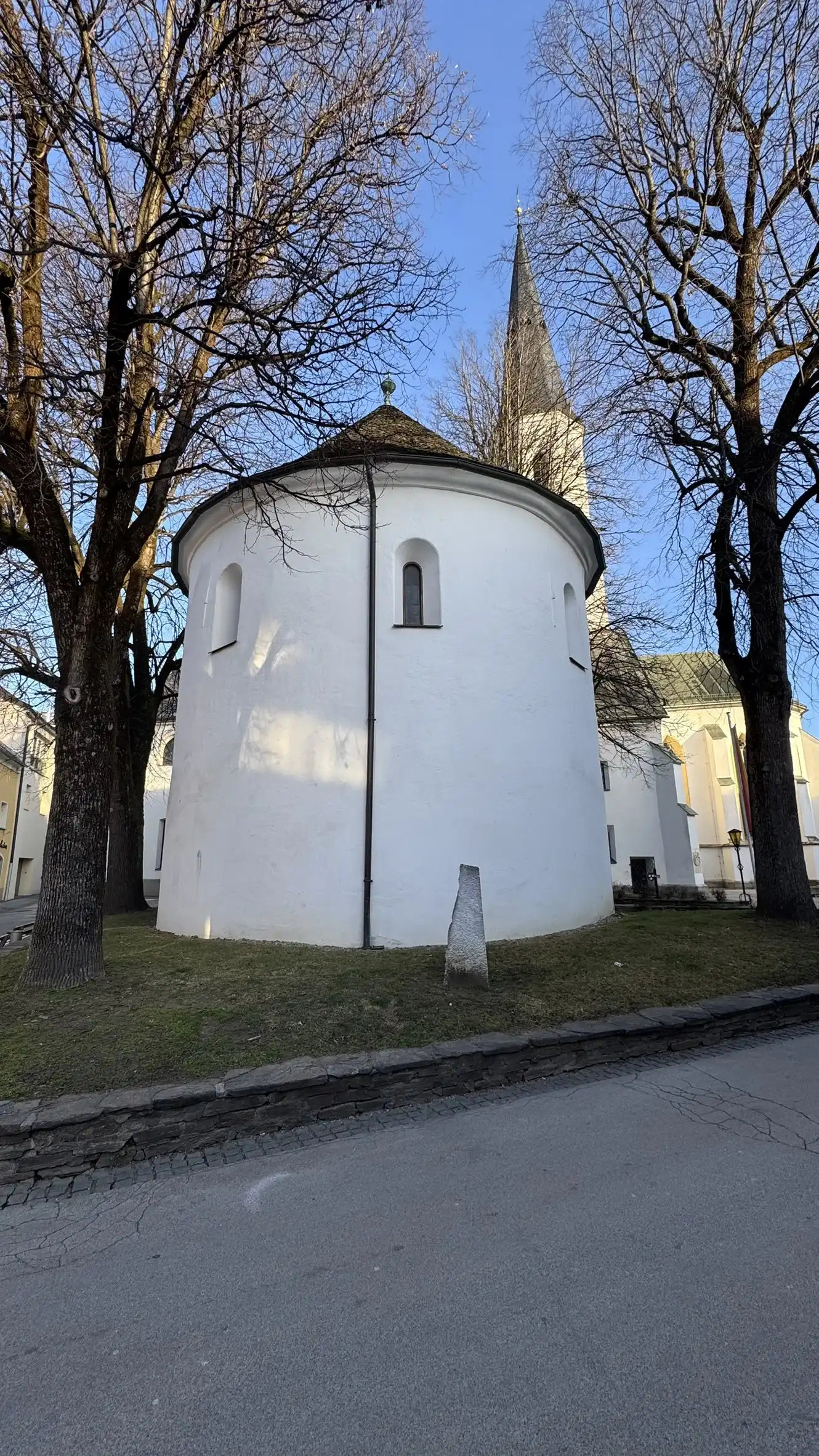 Karner, gesehen vom südlichen Ende des Kirchplatzes