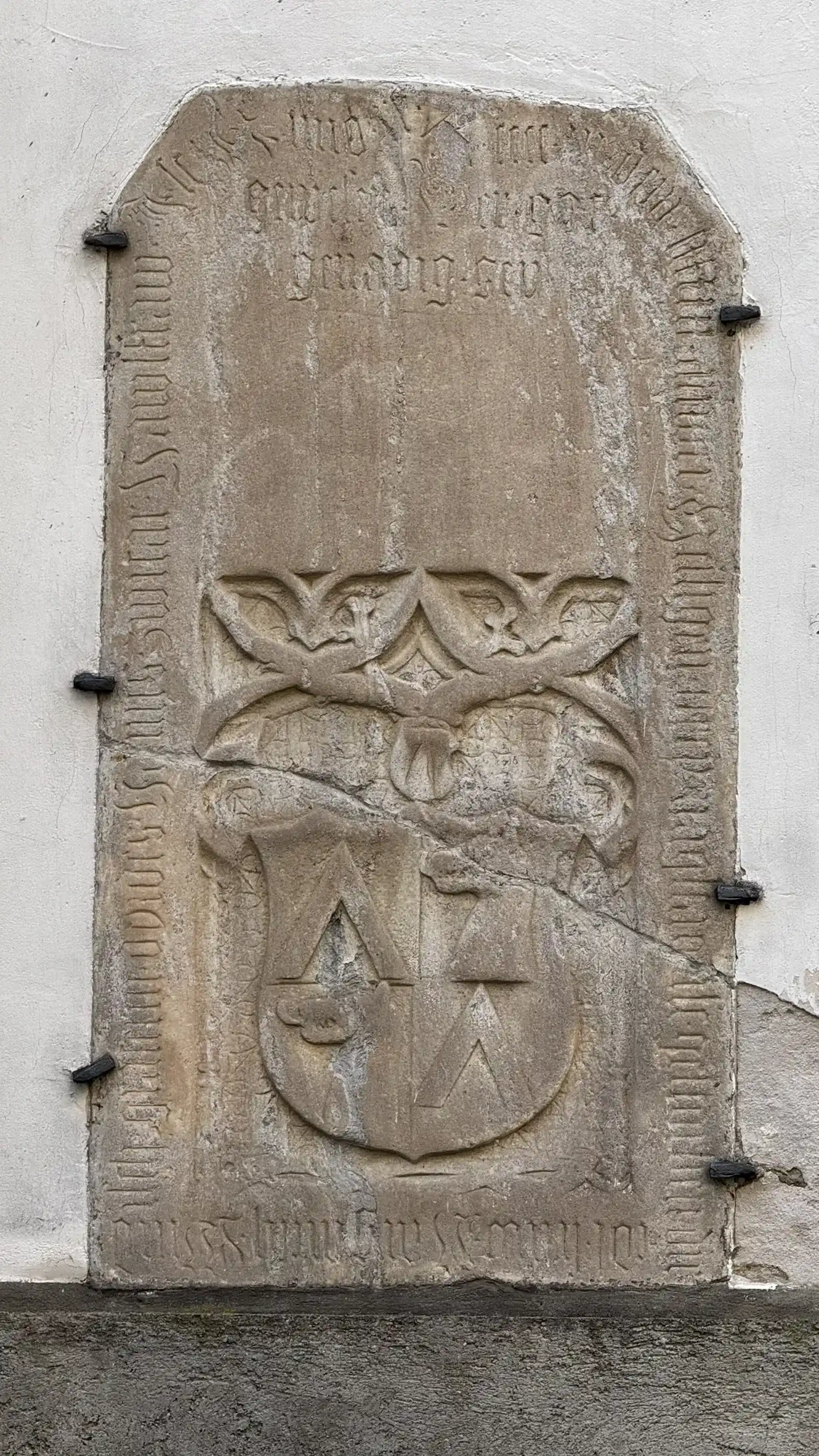 Grabstein an der Fassade eingemauert