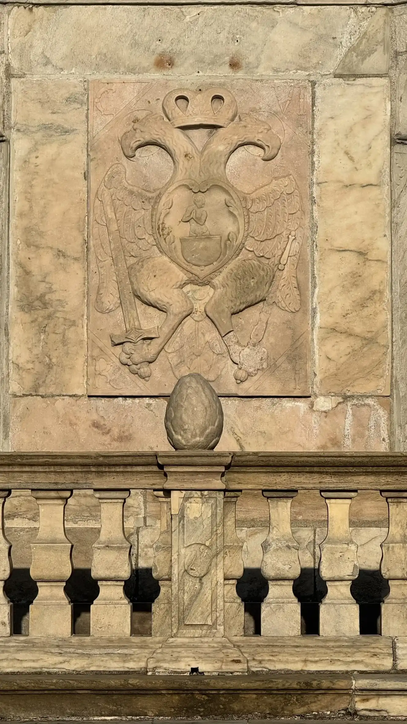 Balustrade; Relief des Reichsadlers mit dem Stadtwappen
