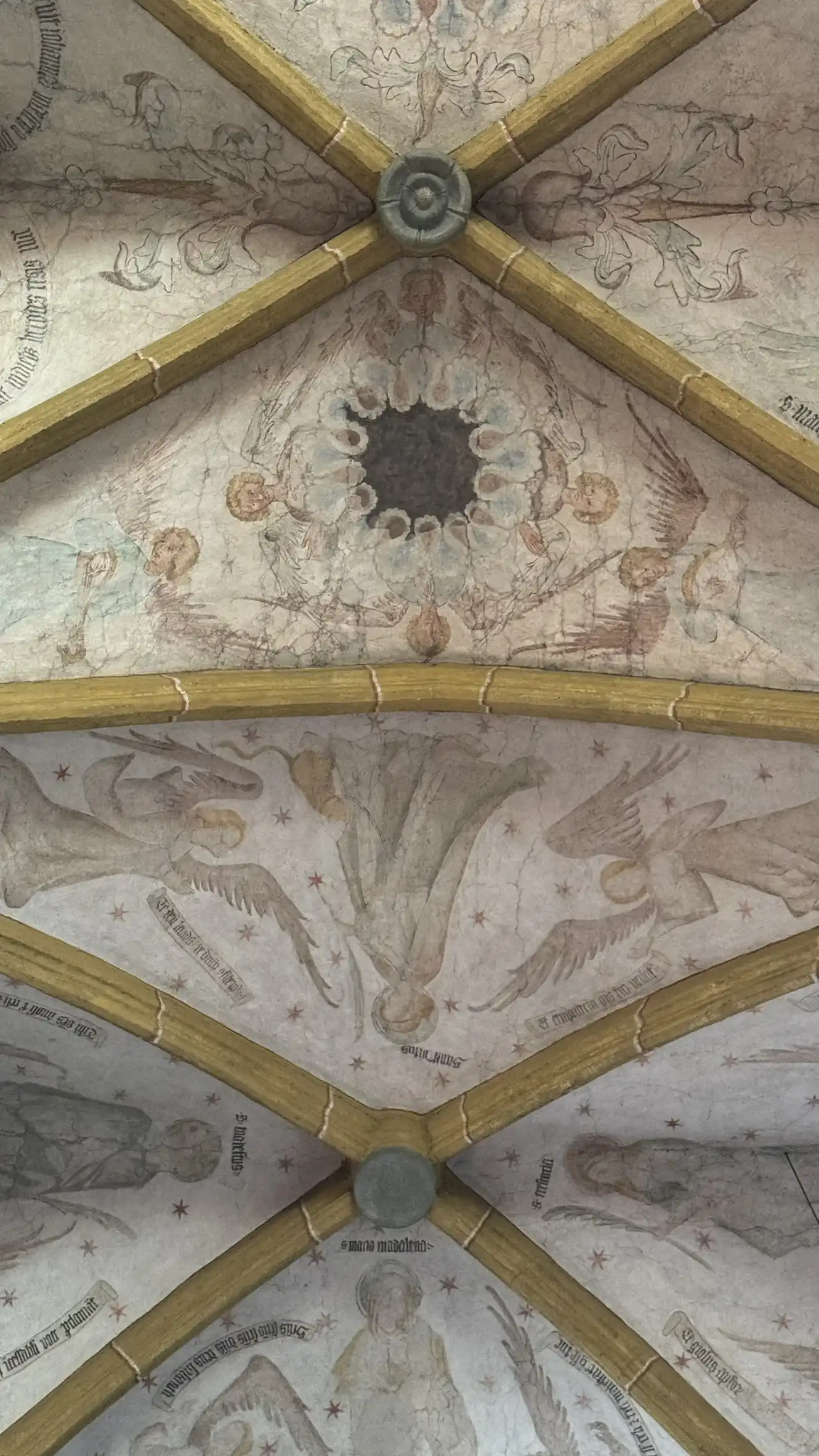 Gewölbte Decke und Fresken