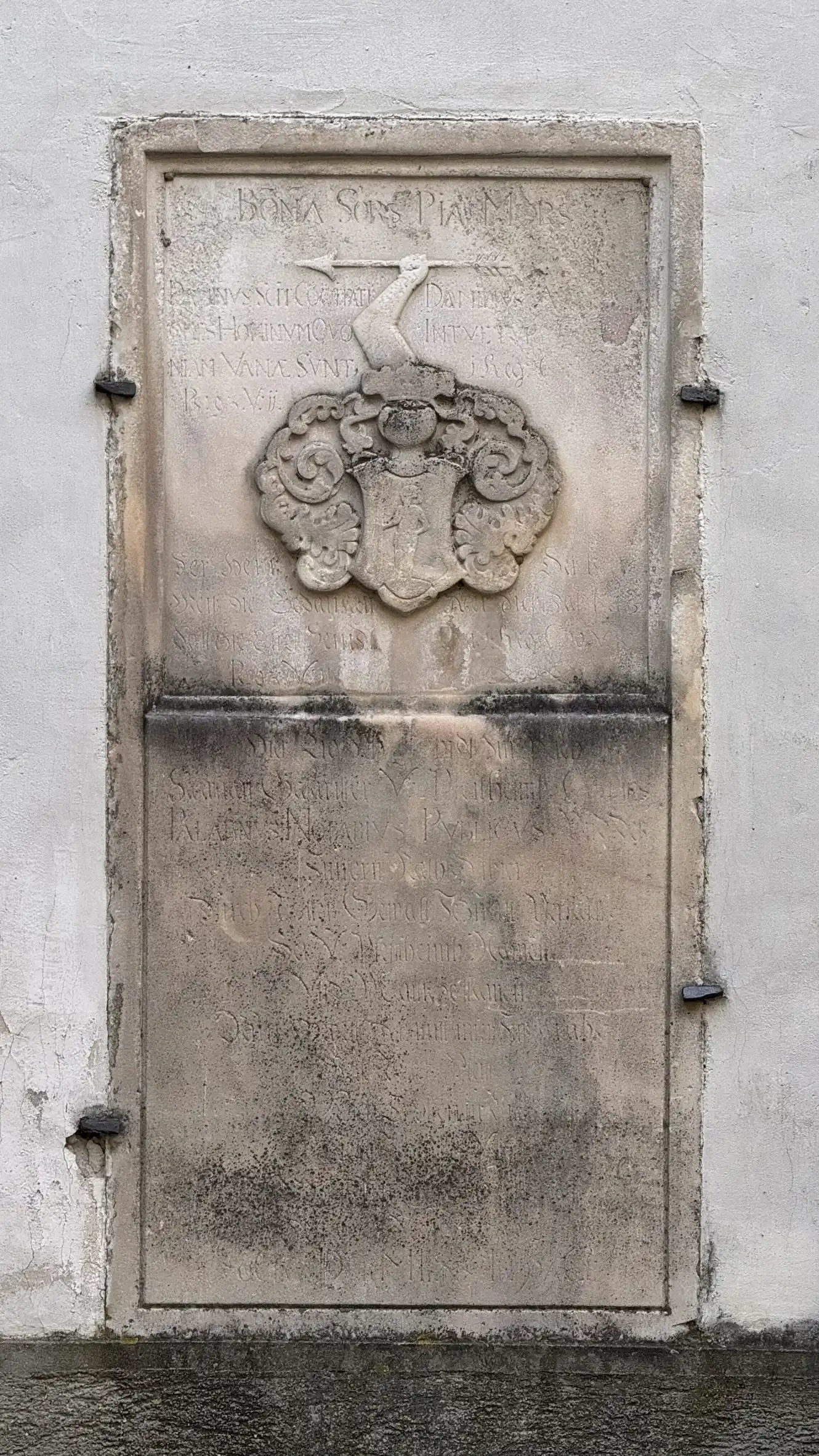 Grabstein an der Fassade eingemauert