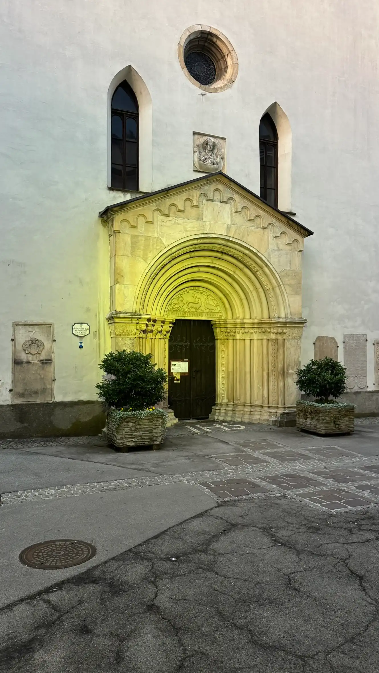 Westportal bei Nacht beleuchtet