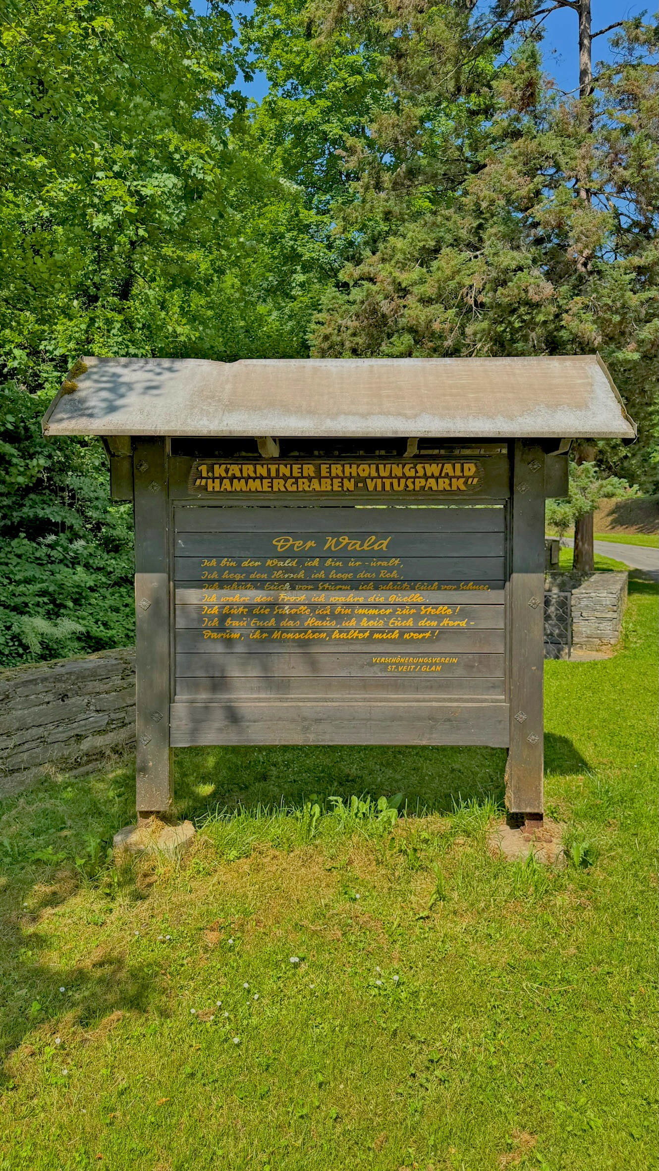 Erster Kärntner Erholungswald Hammergraben – Vituspark (auf überdachtem Holzschild)